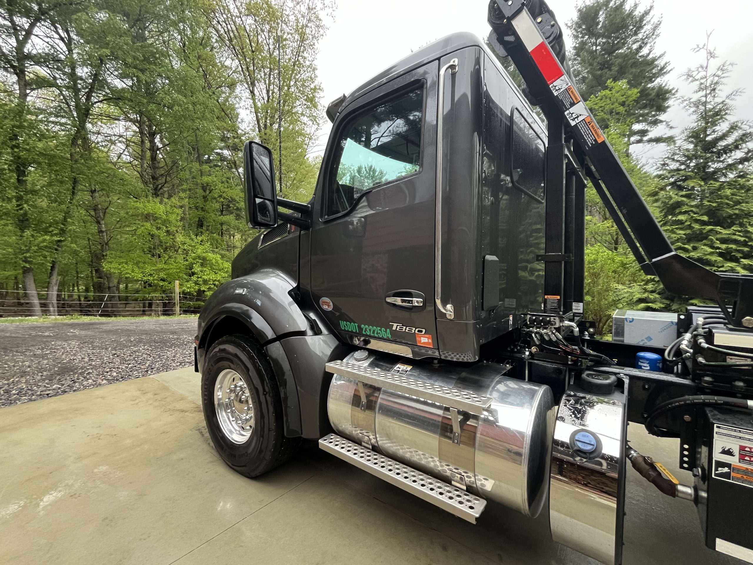 USED 2025 Kenworth T880 Hooklift Truck USED 2025 Kenworth T880 Hooklift Truck - image 4 of 6