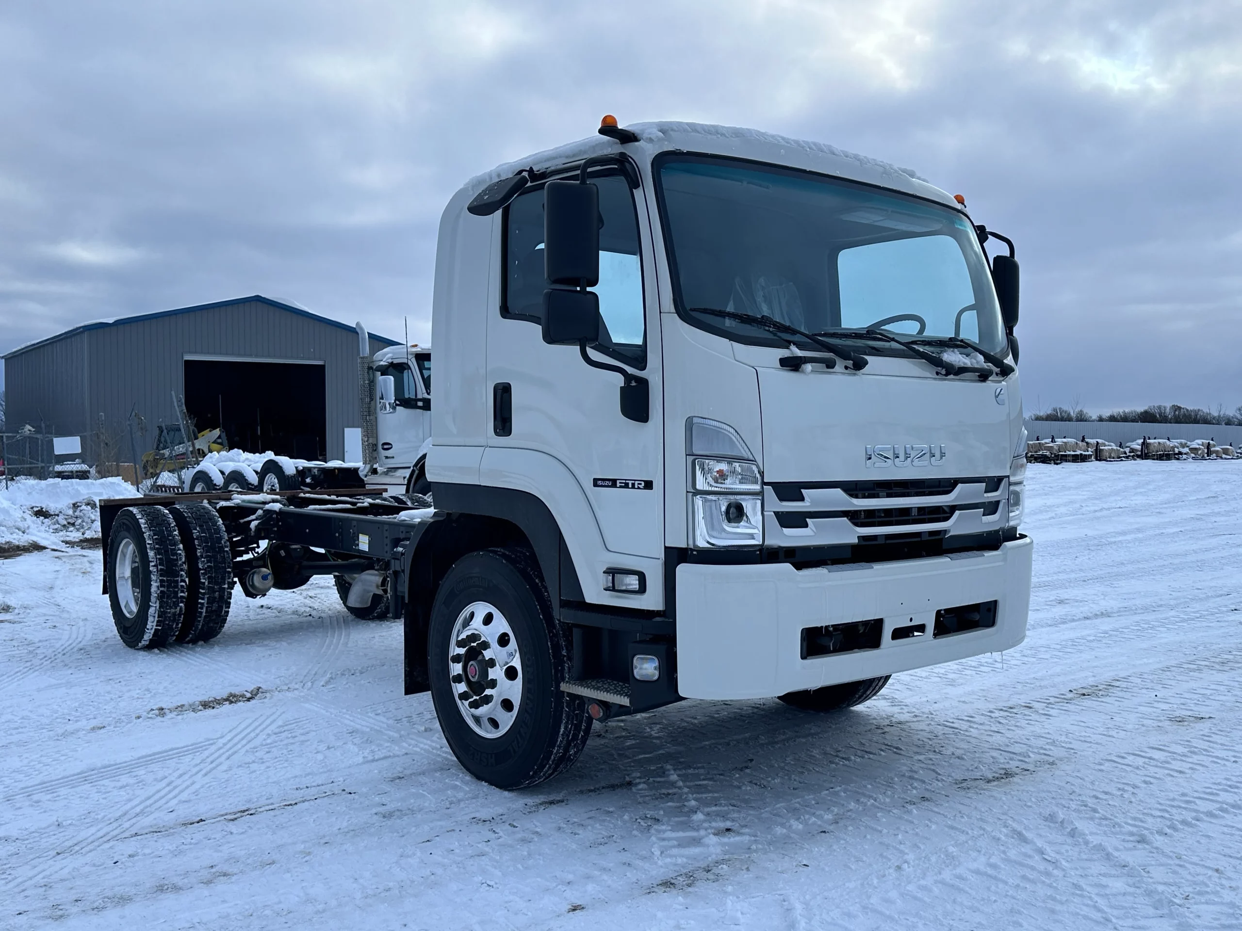 New 2025 Isuzu Ftr Hooklift Truck NEW 2025 Isuzu FTR Hooklift Truck - image 1 of 6