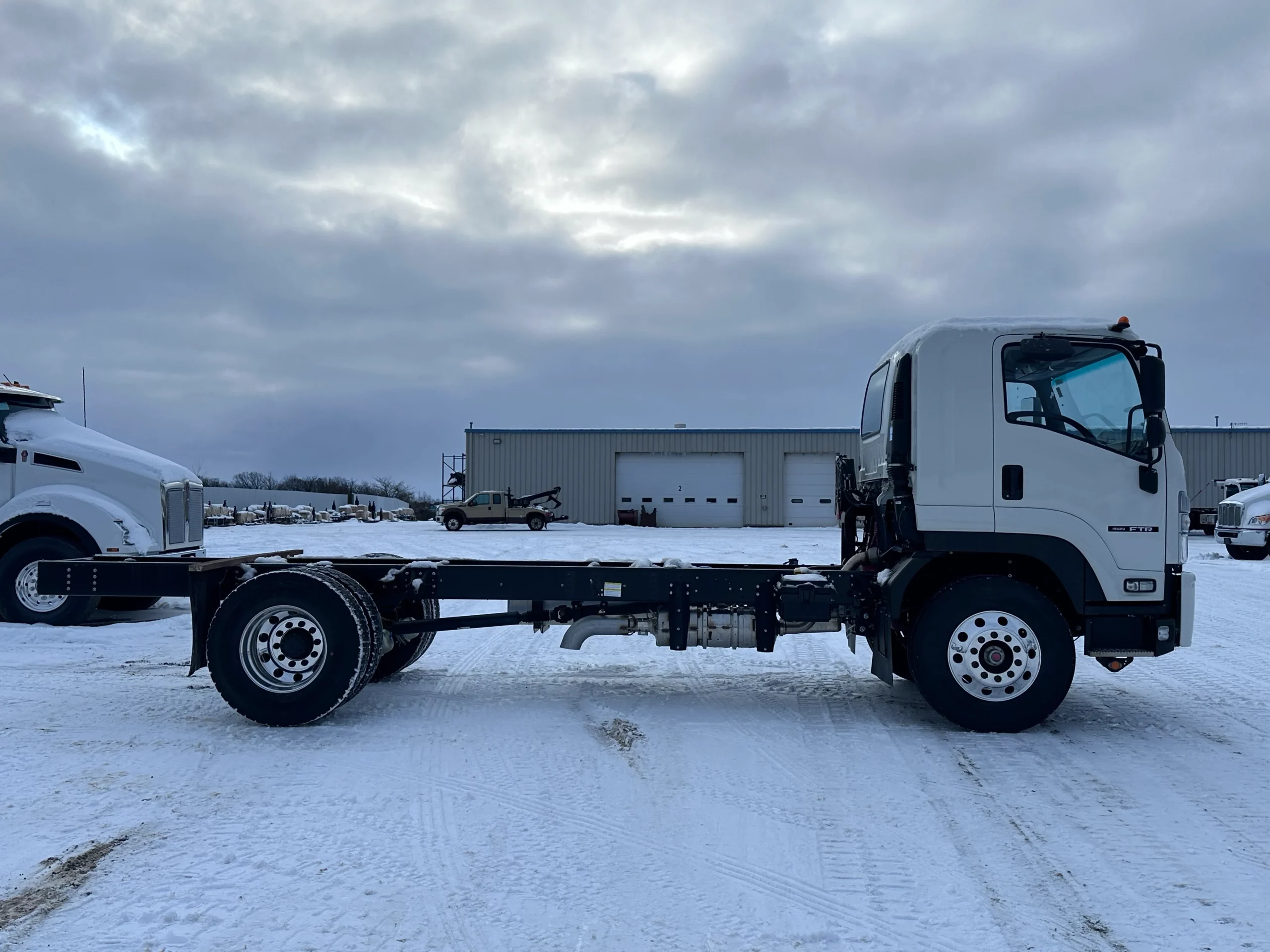 New 2025 Isuzu Ftr Hooklift Truck NEW 2025 Isuzu FTR Hooklift Truck - image 4 of 6