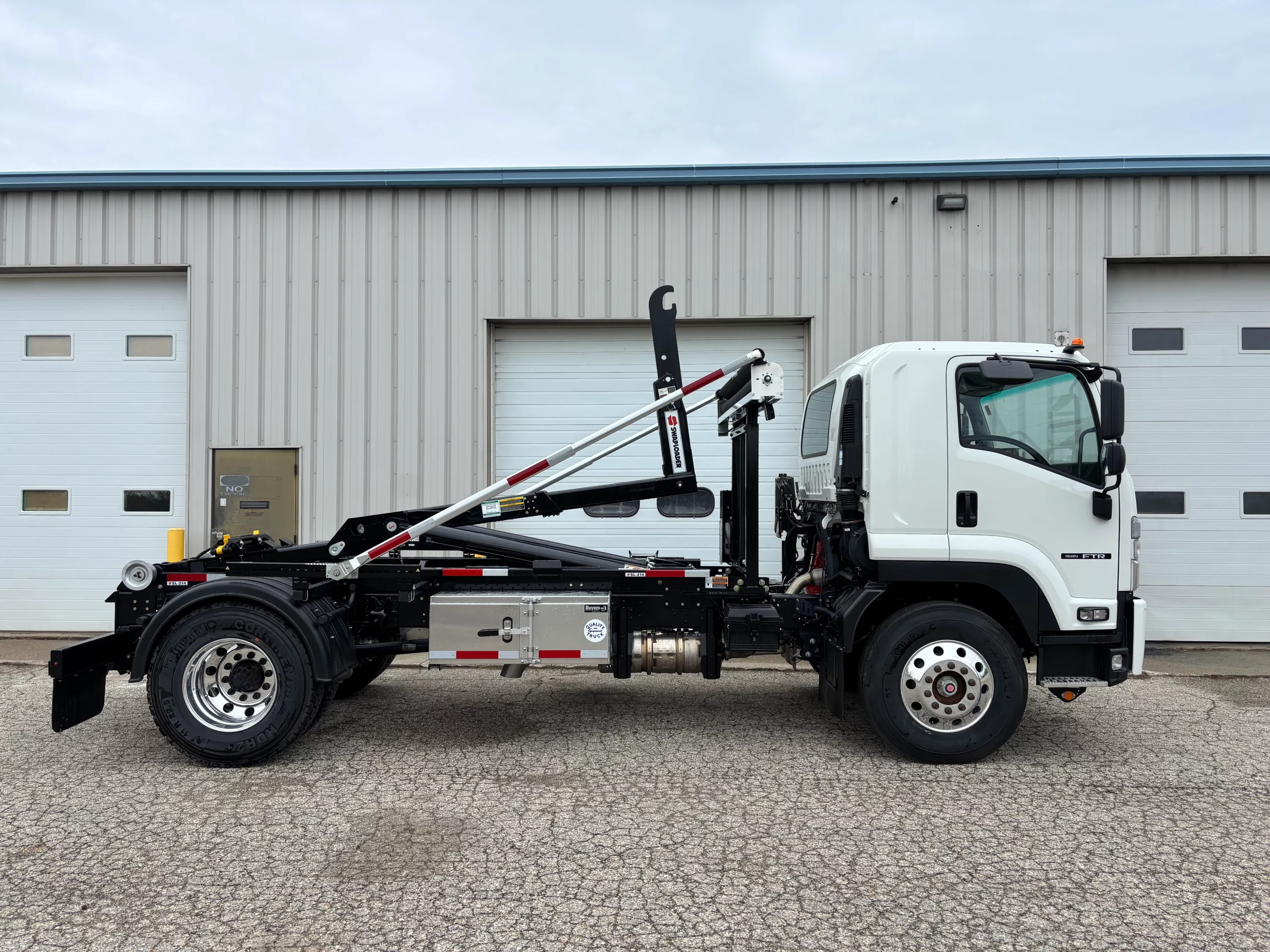 2025 Isuzu FTR — photo 4