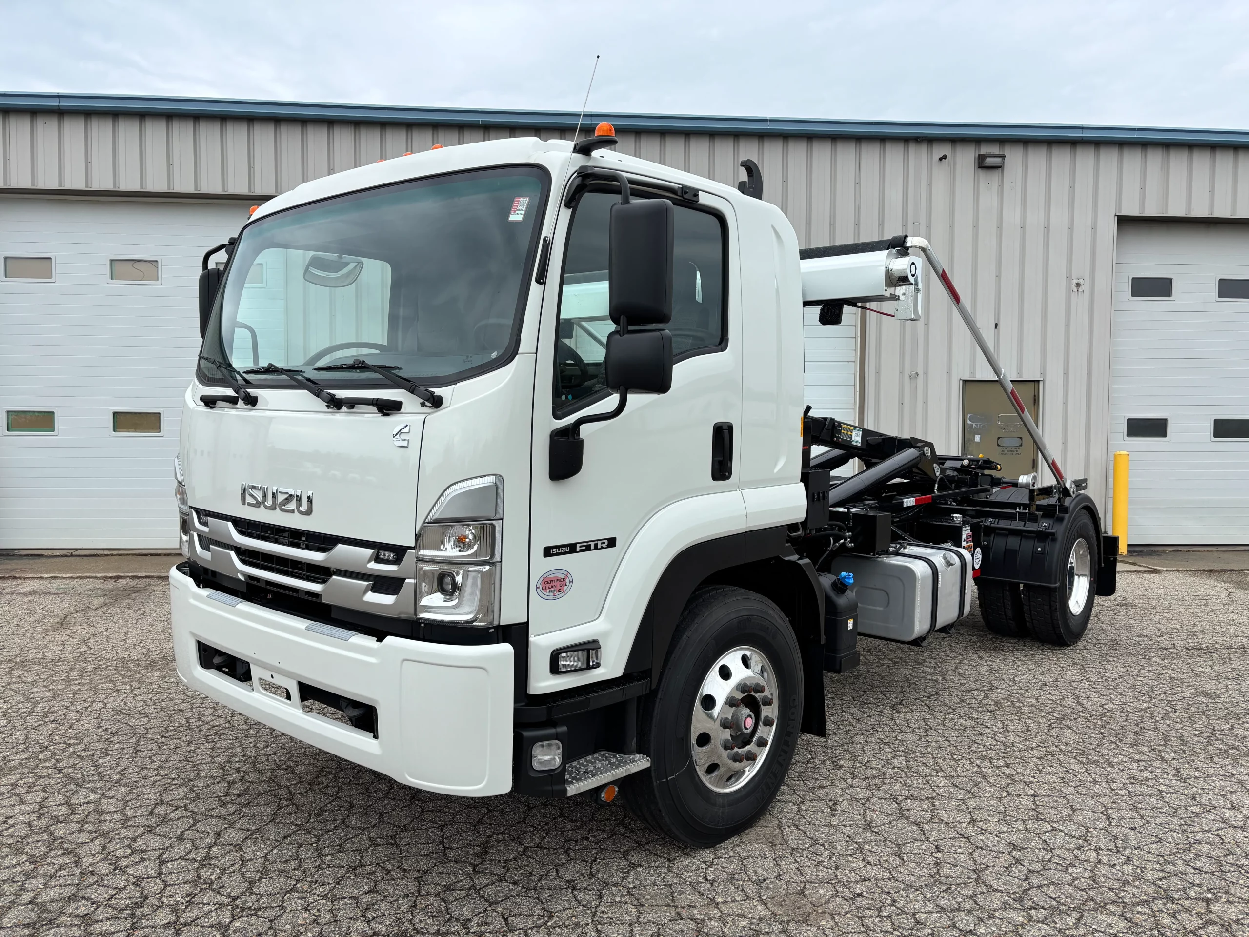 2025 Isuzu FTR — photo 3