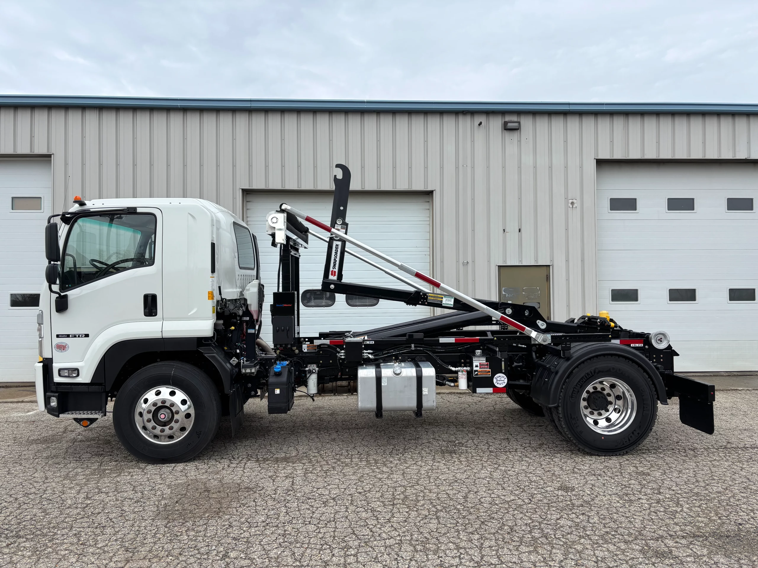 2025 Isuzu FTR — photo 5