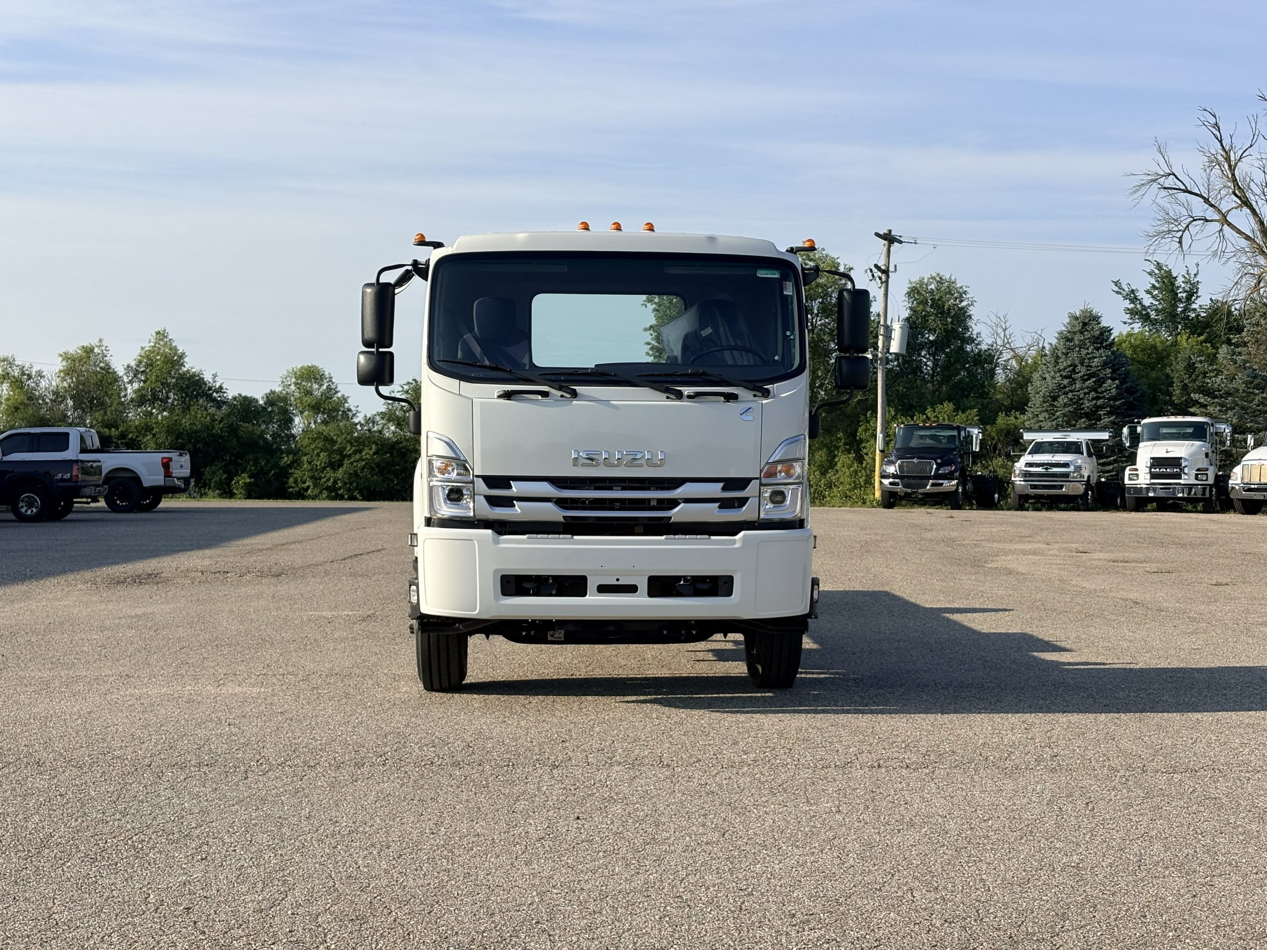 2025 Isuzu FTR — photo 2