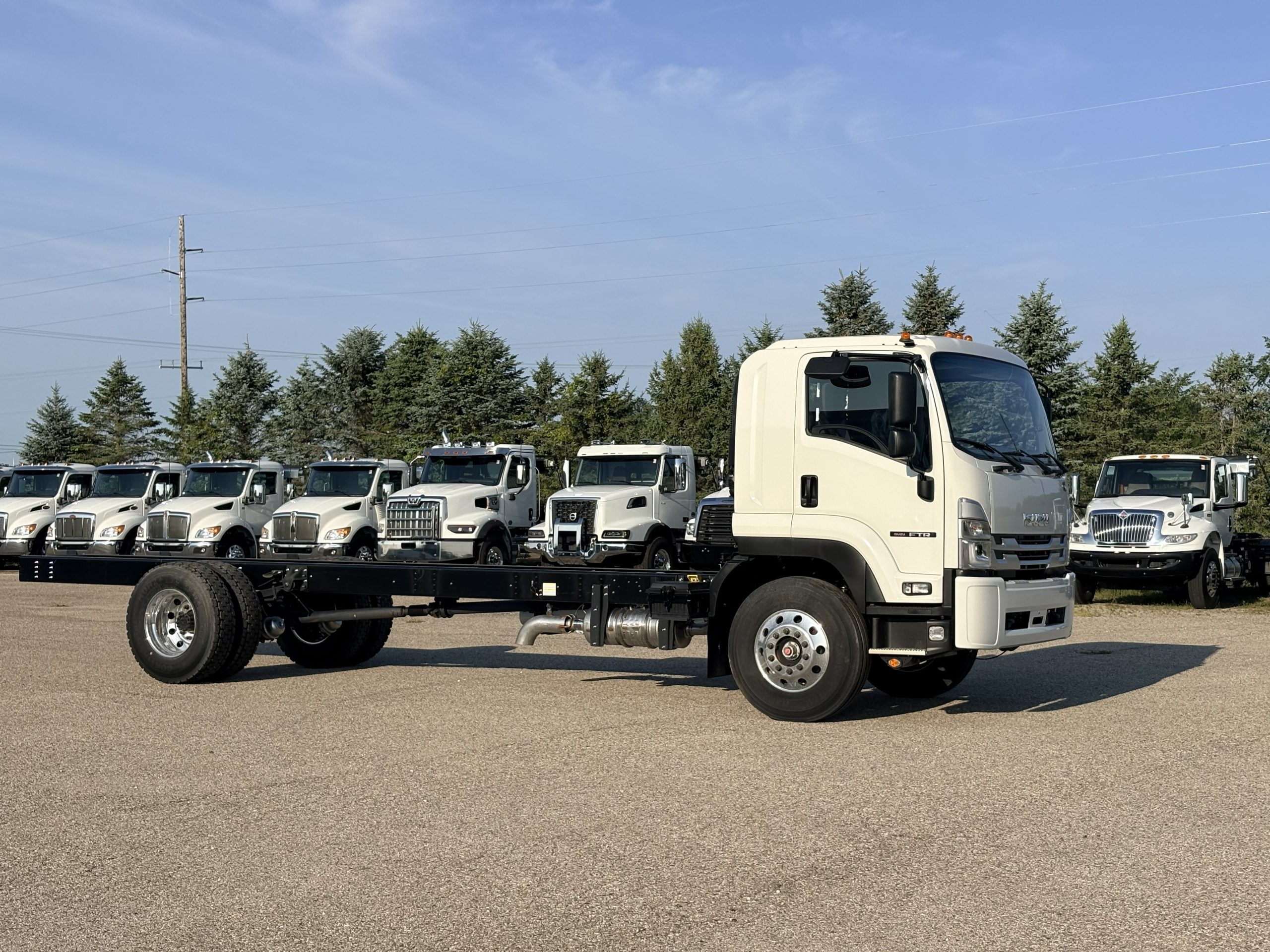 2025 Isuzu FTR — photo 4
