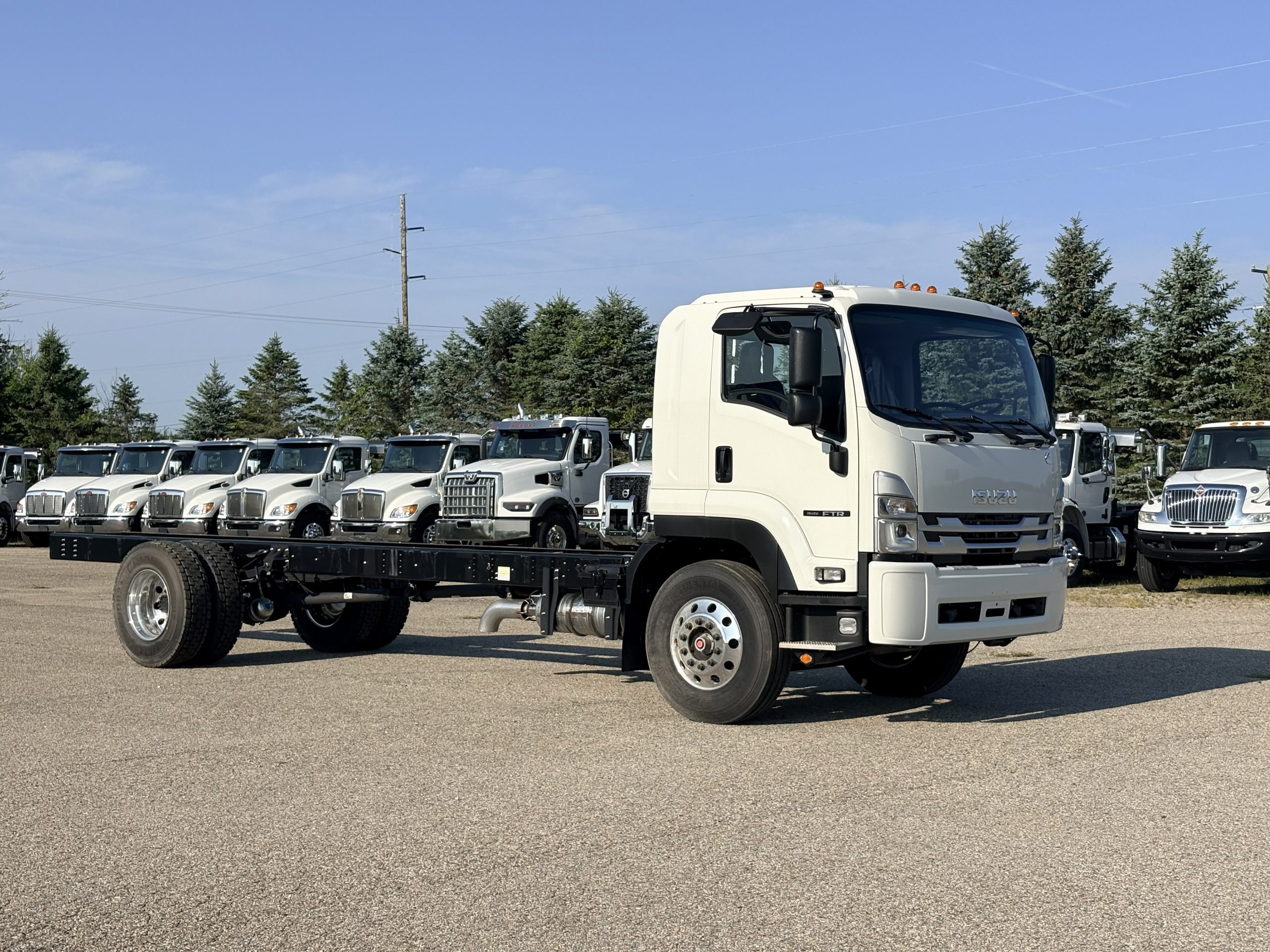 2025 Isuzu FTR — photo 3