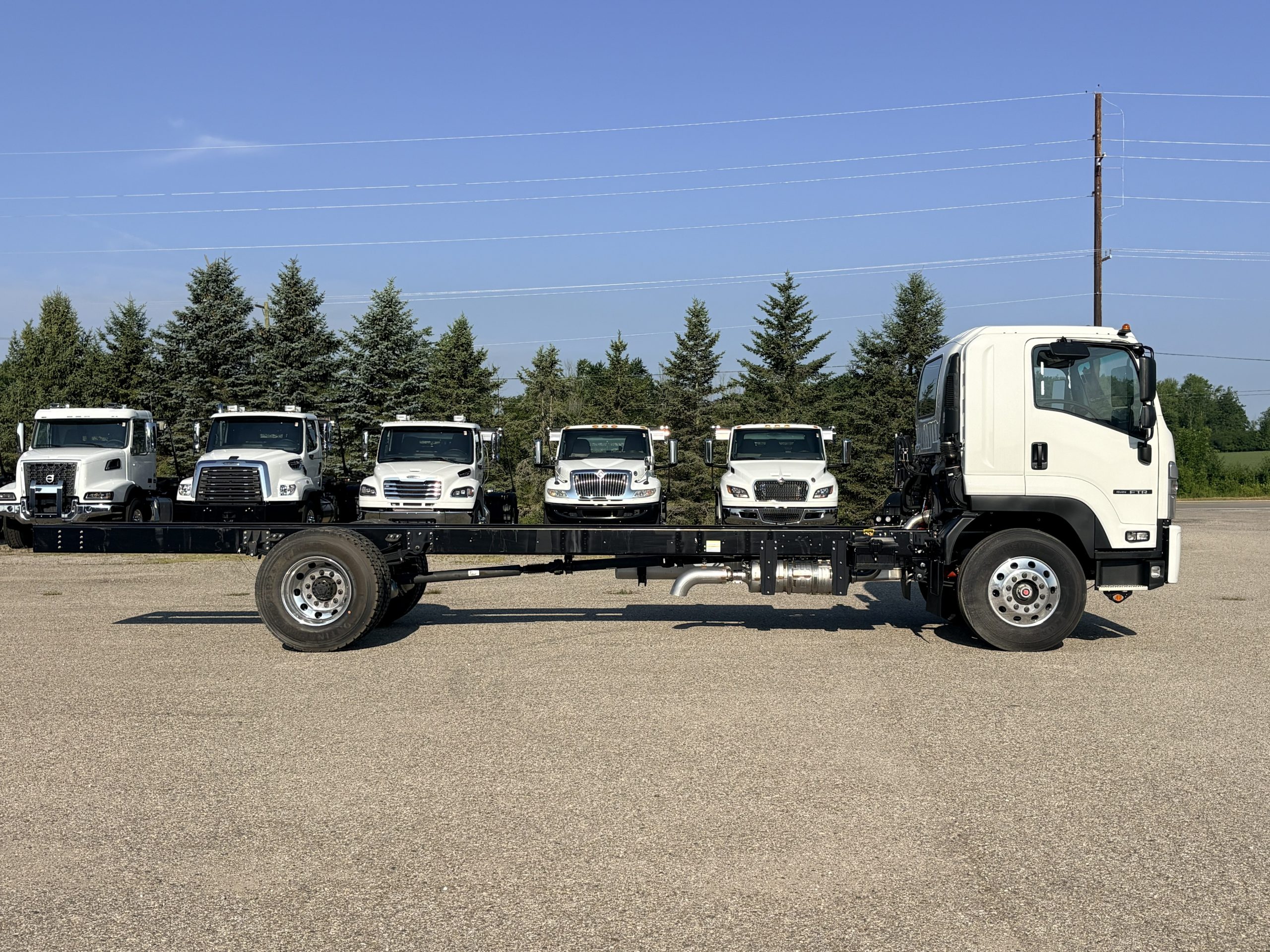 2025 Isuzu FTR — photo 4