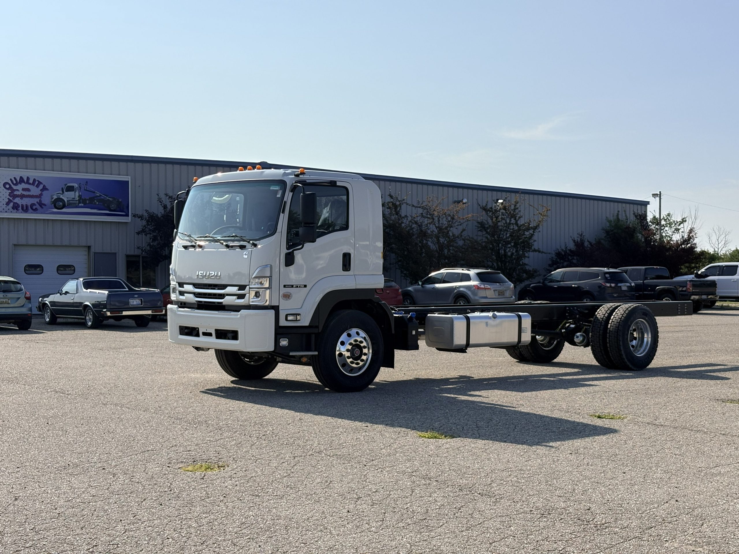 2025 Isuzu FTR — photo 2
