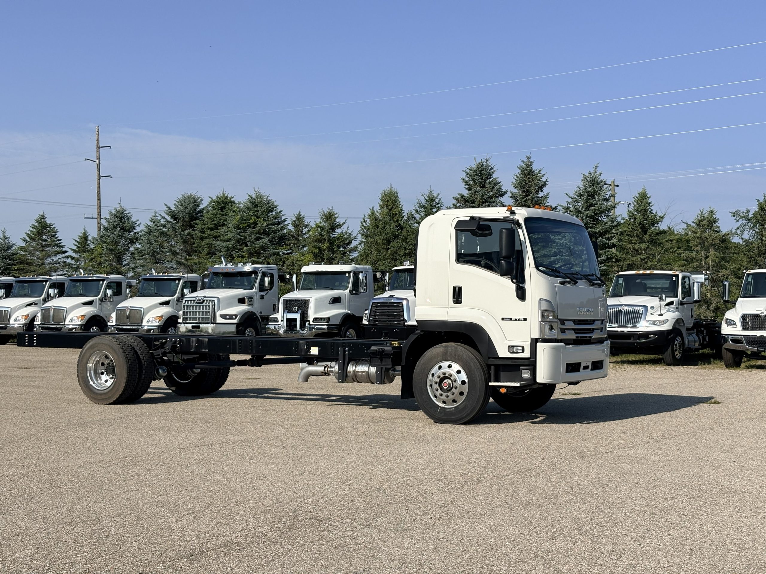 2025 Isuzu FTR — photo 3
