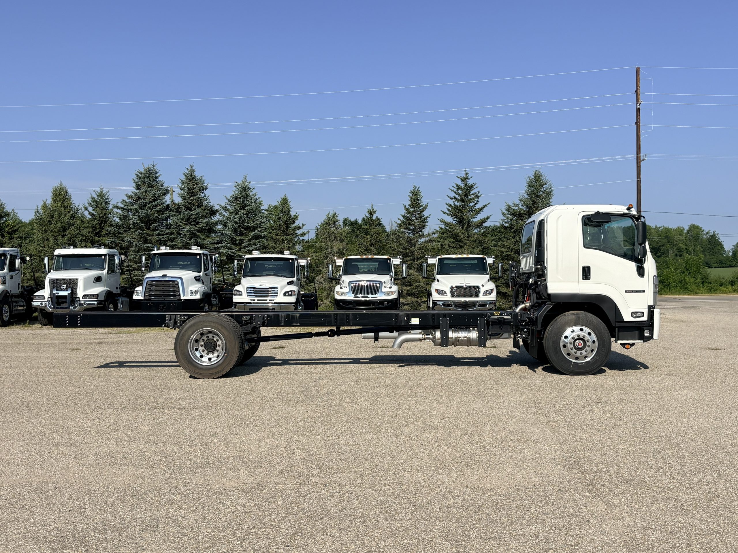 2025 Isuzu FTR — photo 5
