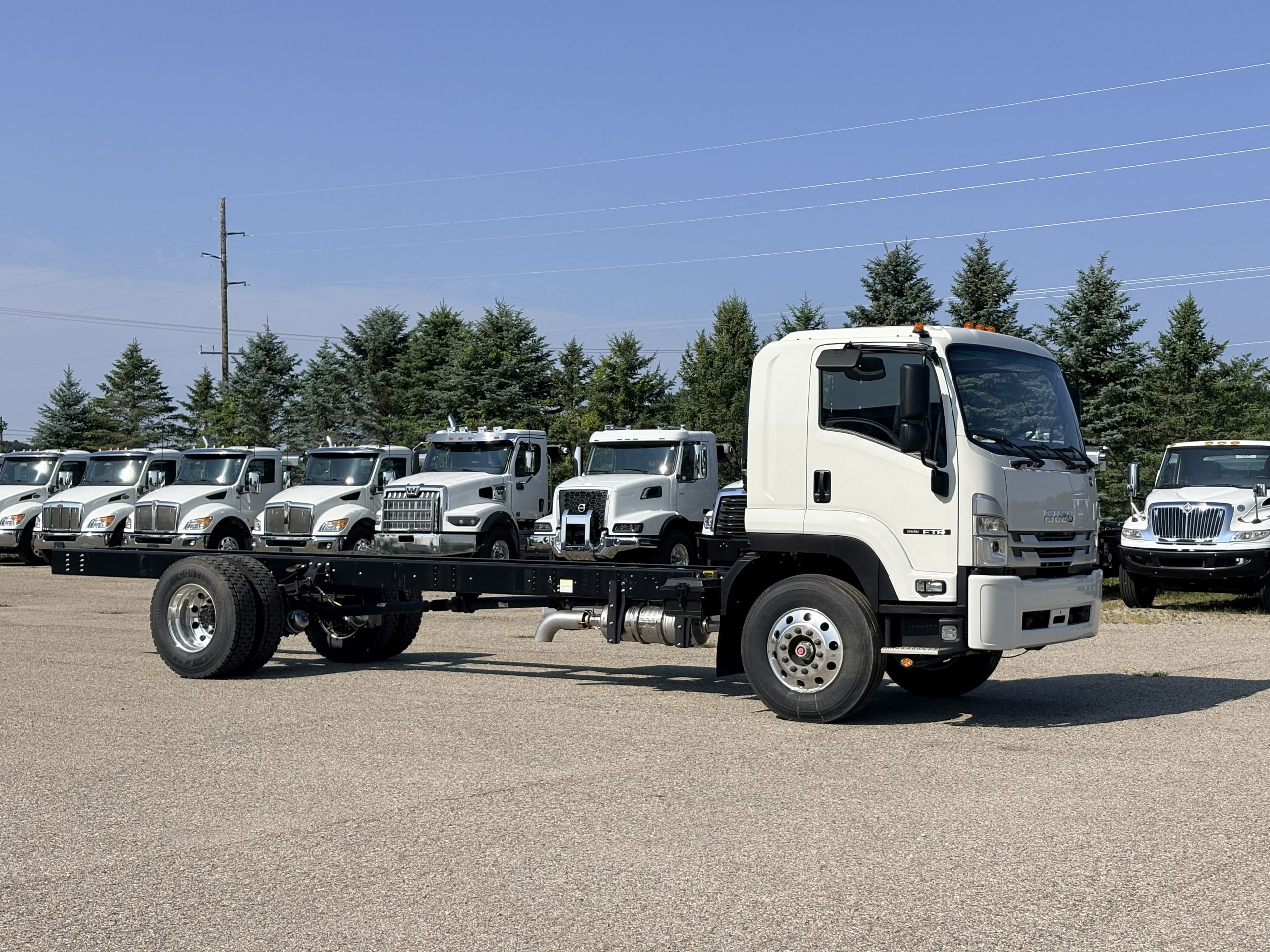 2025 Isuzu FTR — photo 2