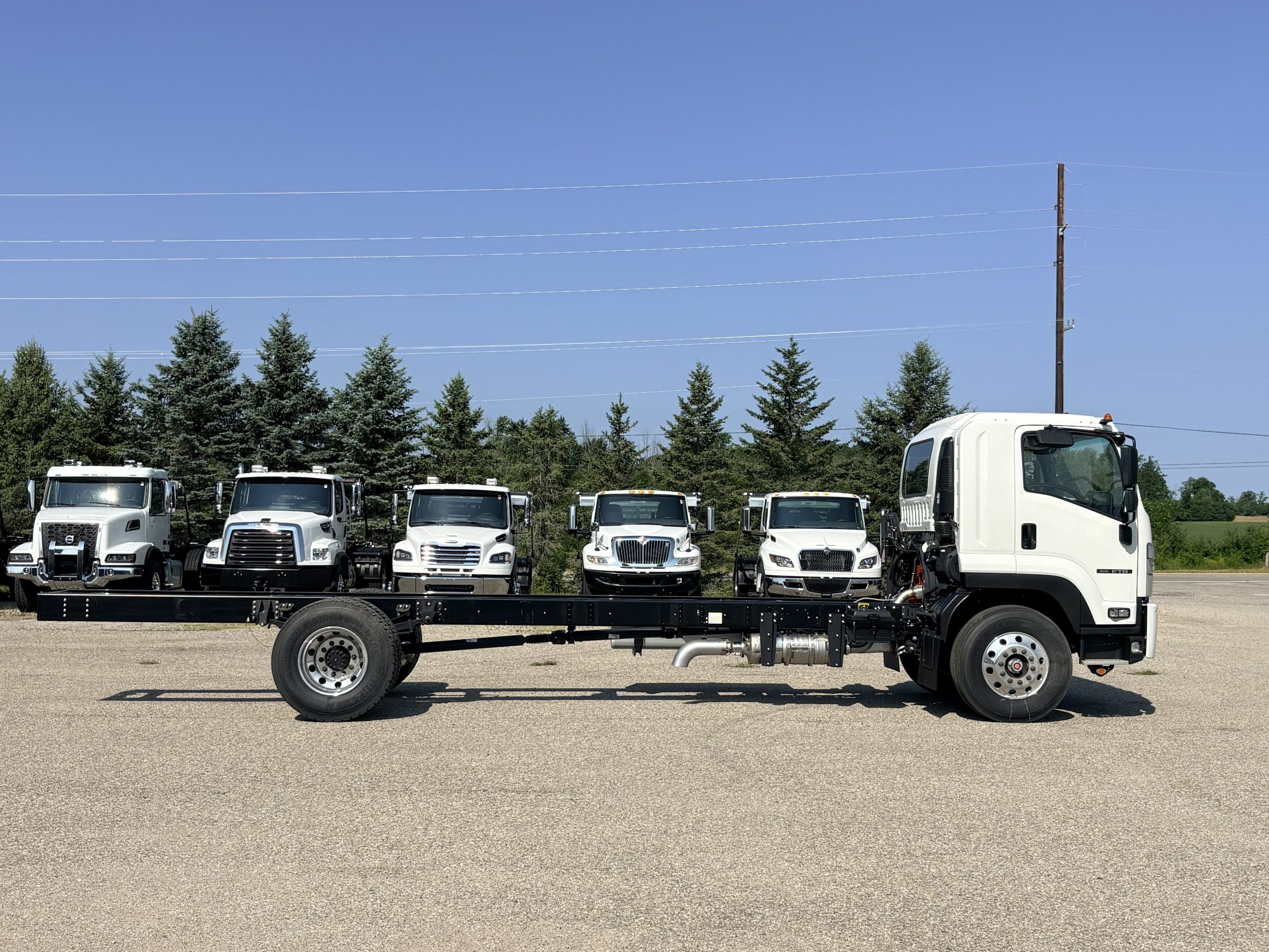 2025 Isuzu FTR — photo 5