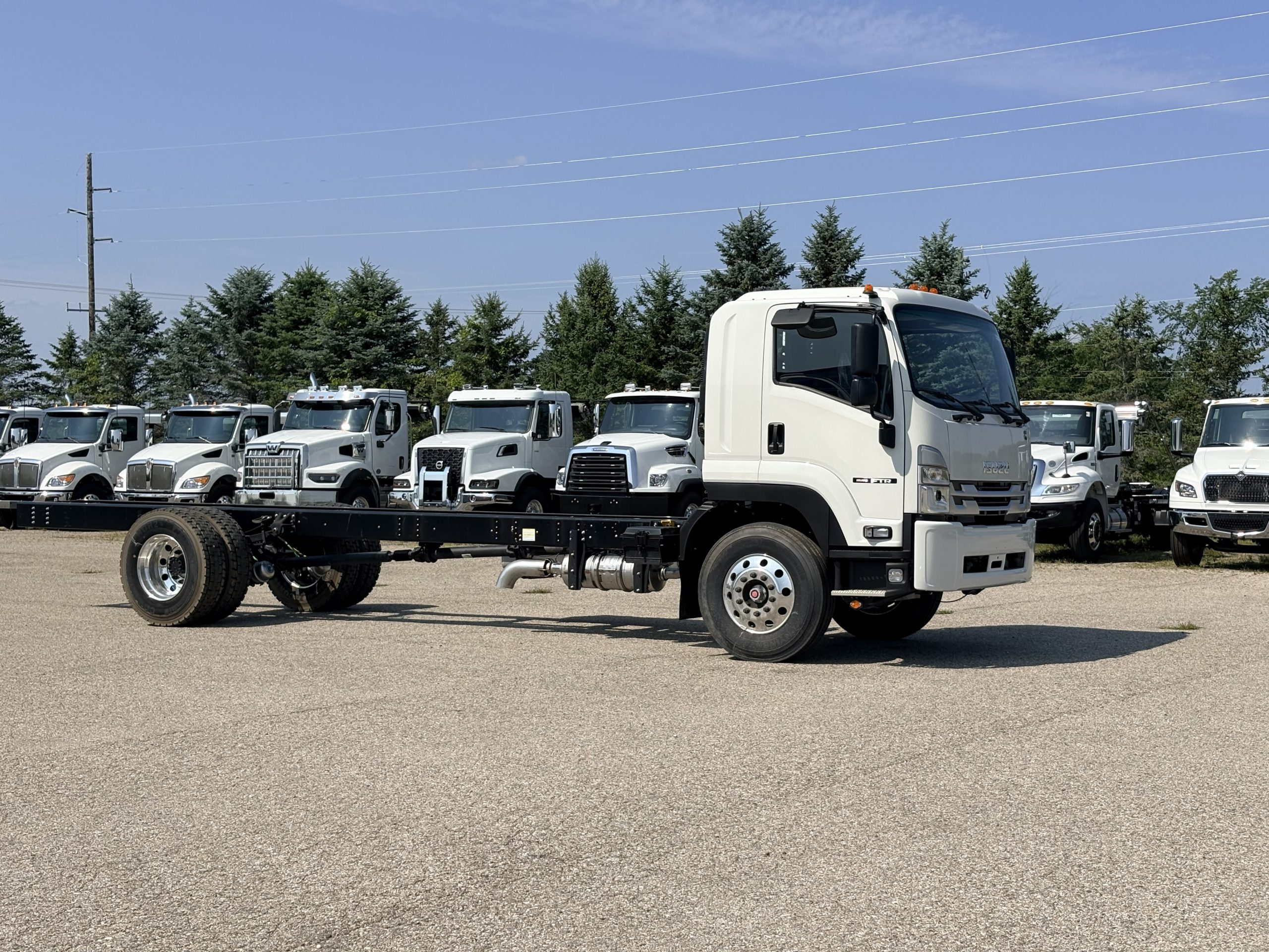 2025 Isuzu FTR — photo 4
