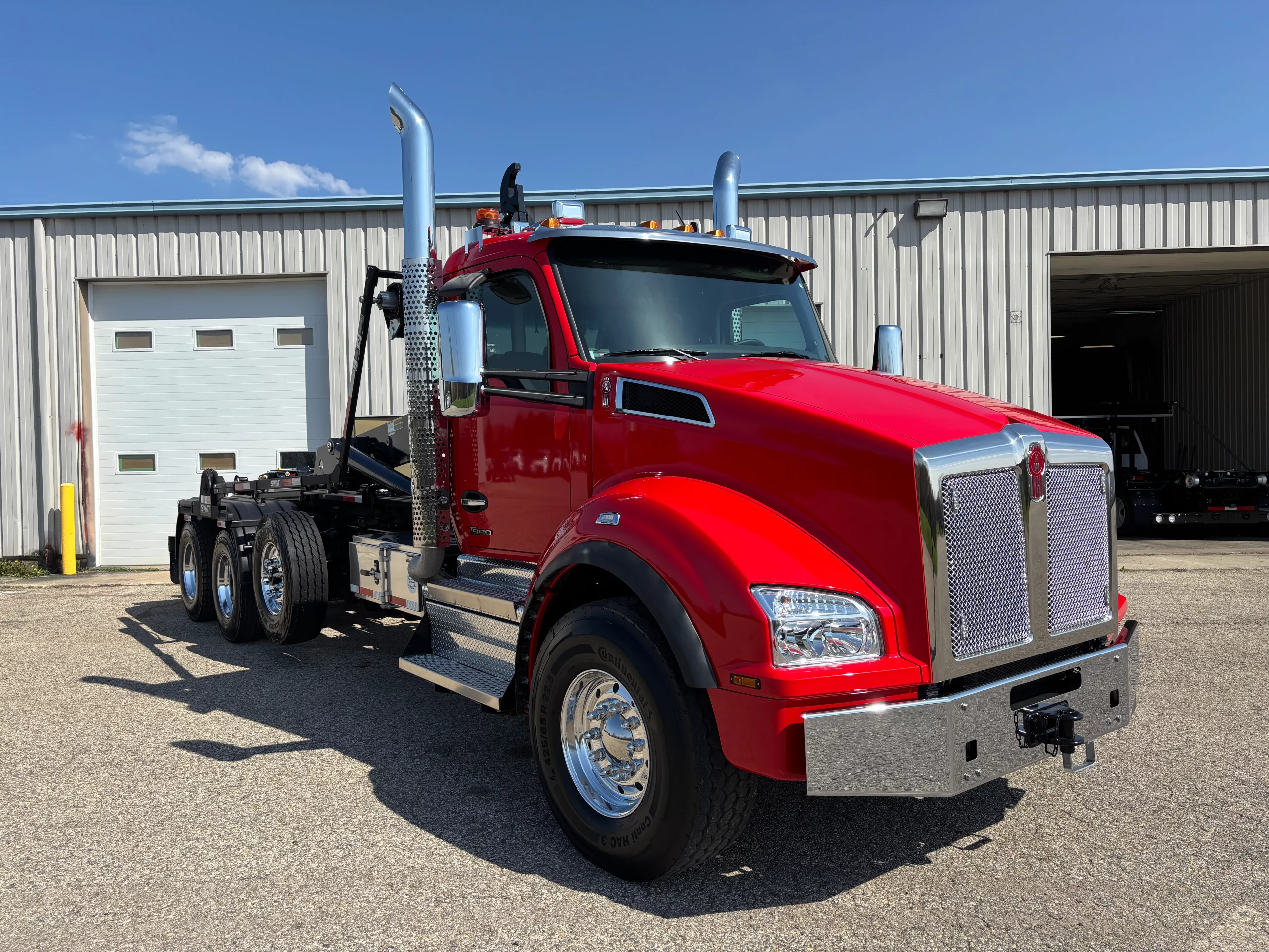 New 2026 Kenworth T880 Hooklift Truck California Emissions Compliant NEW 2026 Kenworth T880 Hooklift Truck California Emissions Compliant - image 1 of 6