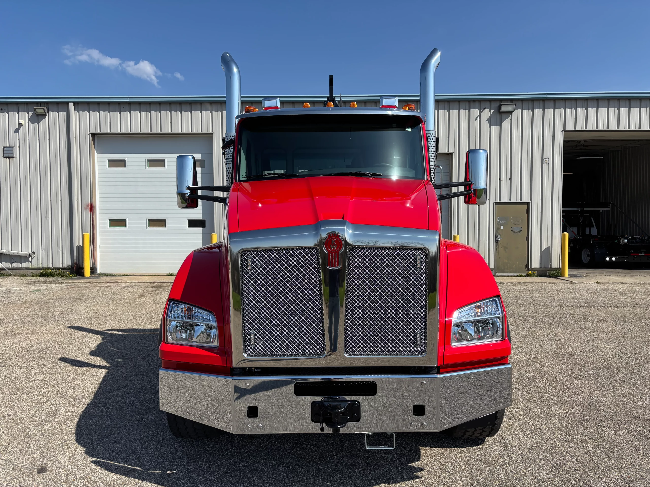 New 2026 Kenworth T880 Hooklift Truck California Emissions Compliant NEW 2026 Kenworth T880 Hooklift Truck California Emissions Compliant - image 2 of 6