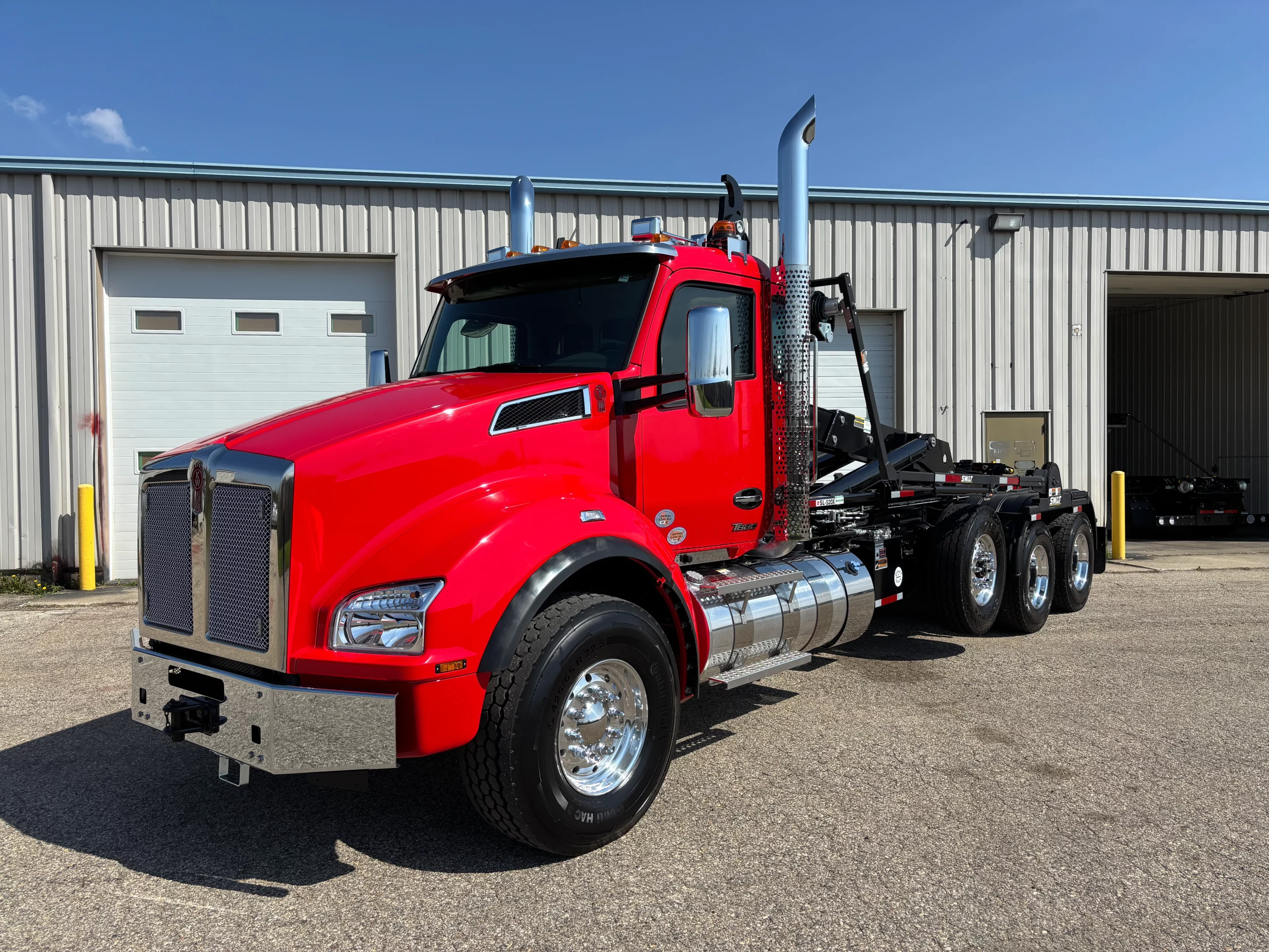 New 2026 Kenworth T880 Hooklift Truck California Emissions Compliant NEW 2026 Kenworth T880 Hooklift Truck California Emissions Compliant - image 3 of 6