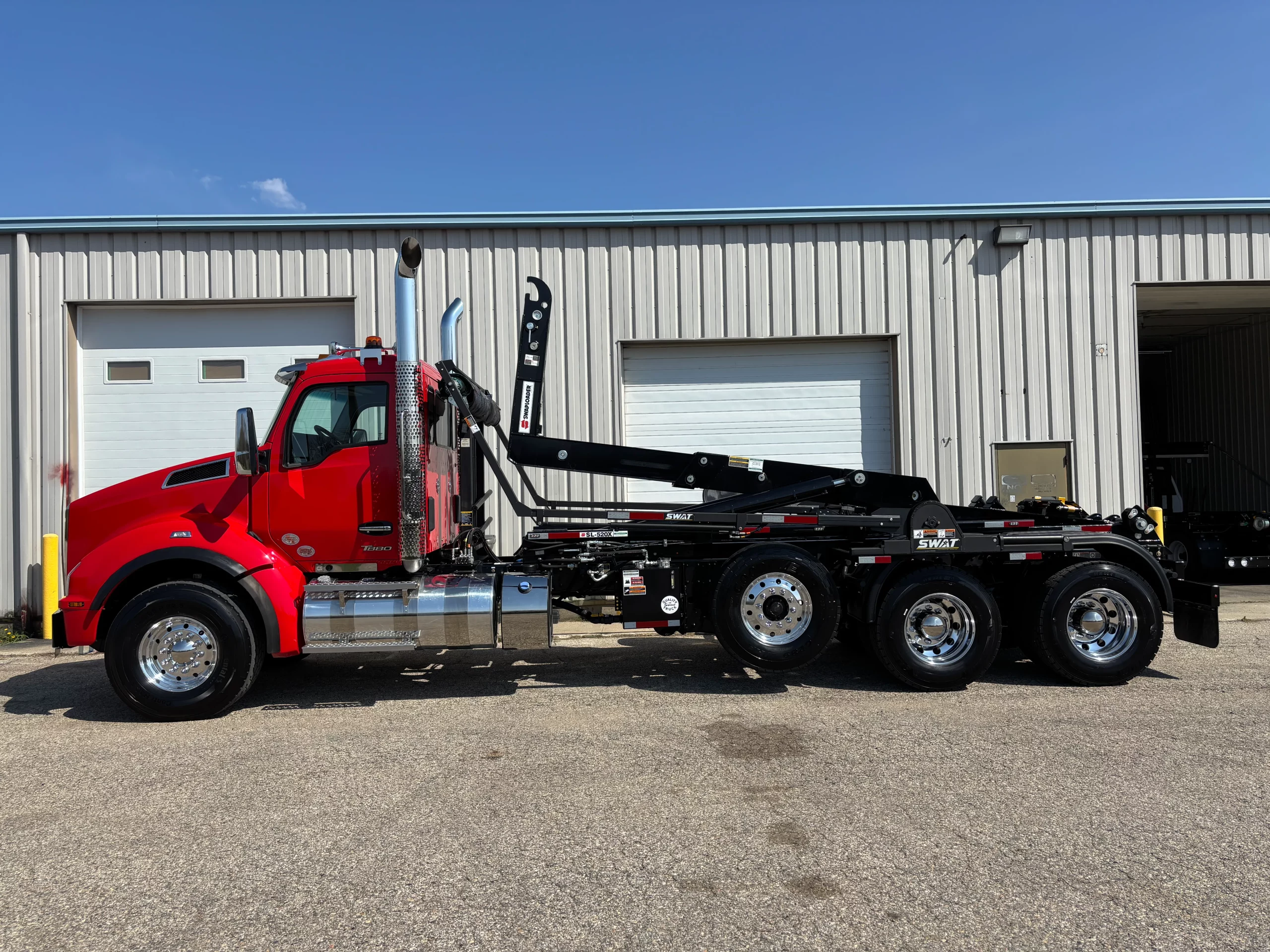 New 2026 Kenworth T880 Hooklift Truck California Emissions Compliant NEW 2026 Kenworth T880 Hooklift Truck California Emissions Compliant - image 5 of 6