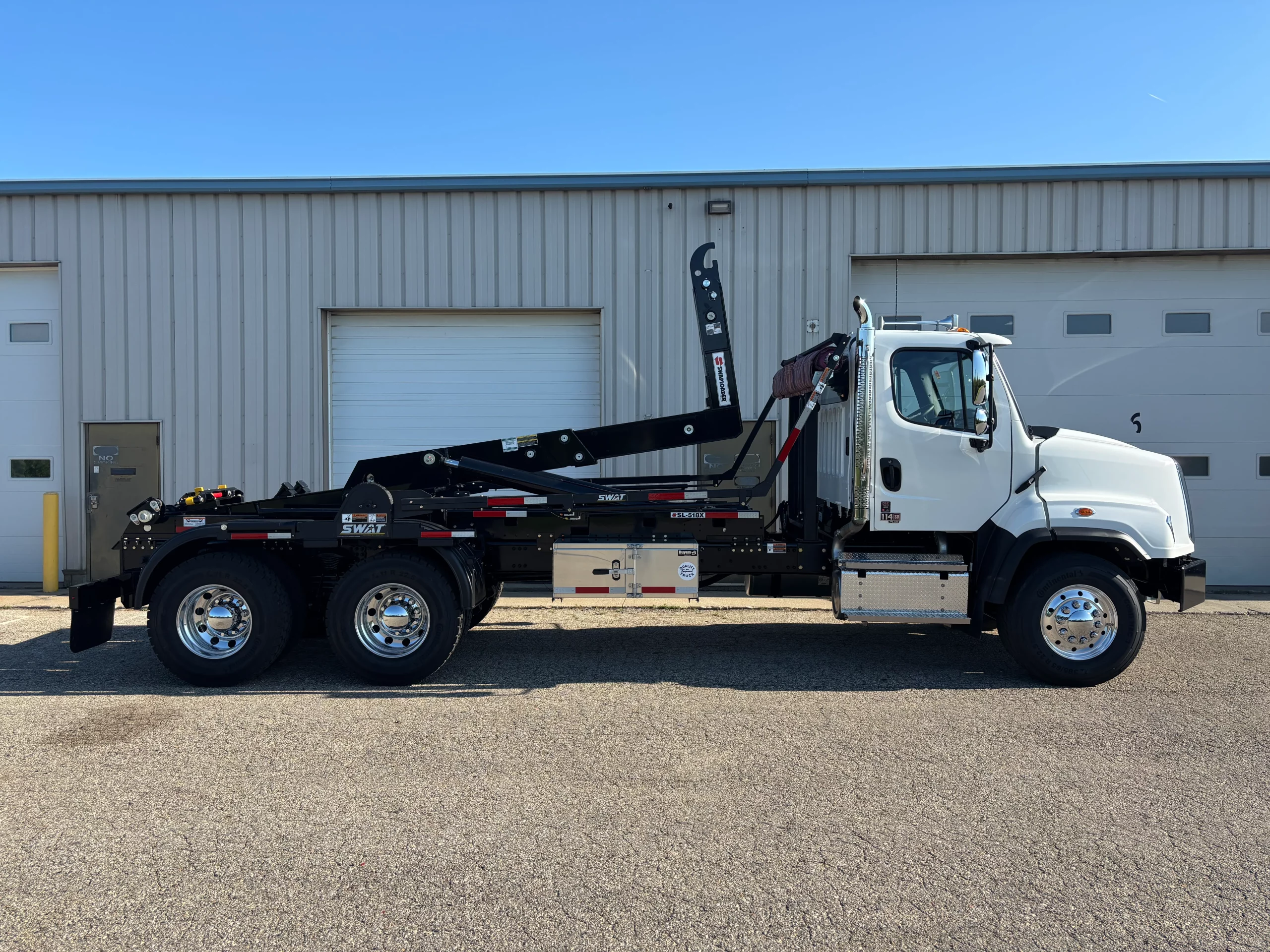 2027 Freightliner 114SD — photo 4