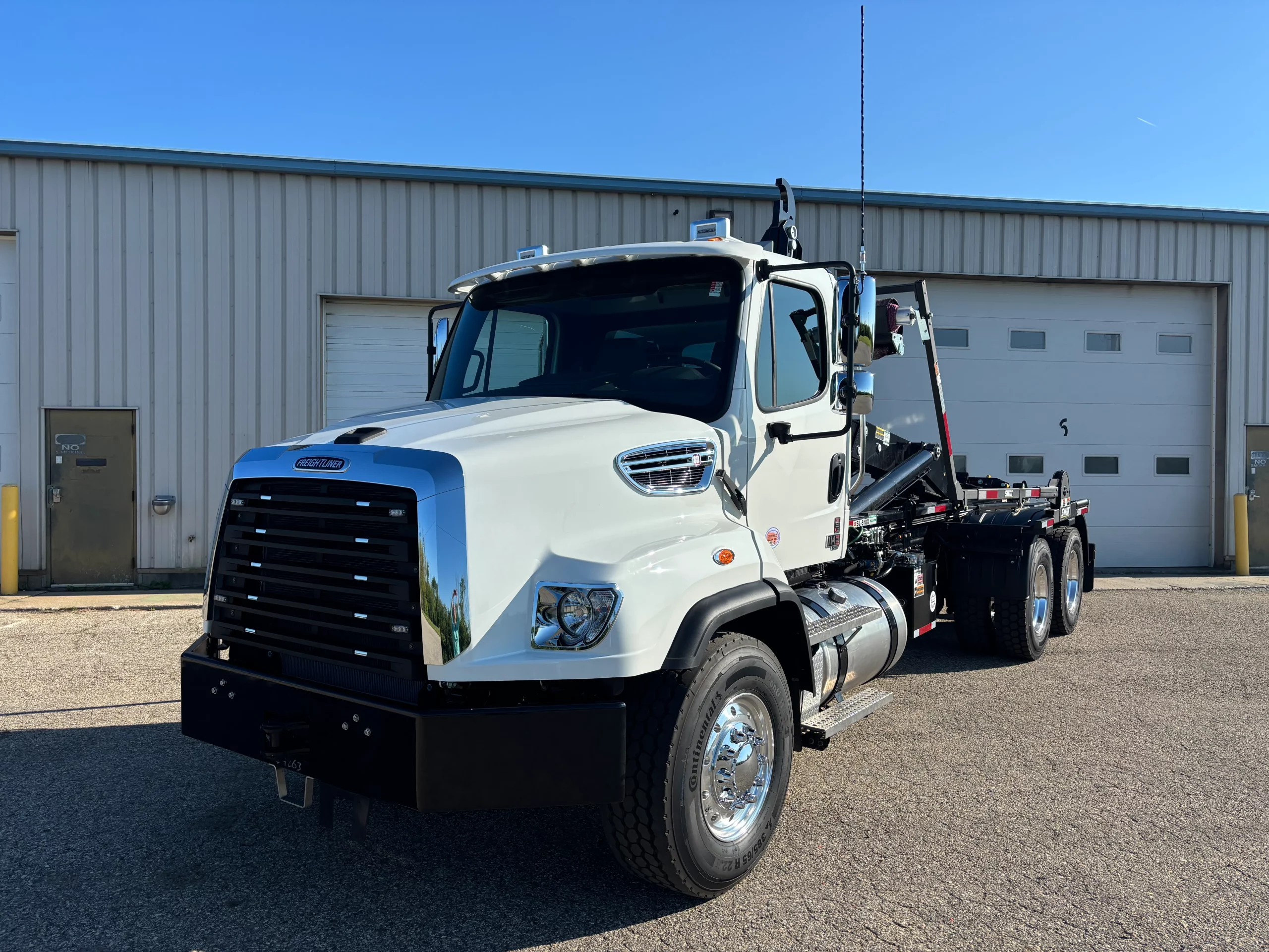 2027 Freightliner 114SD — photo 3