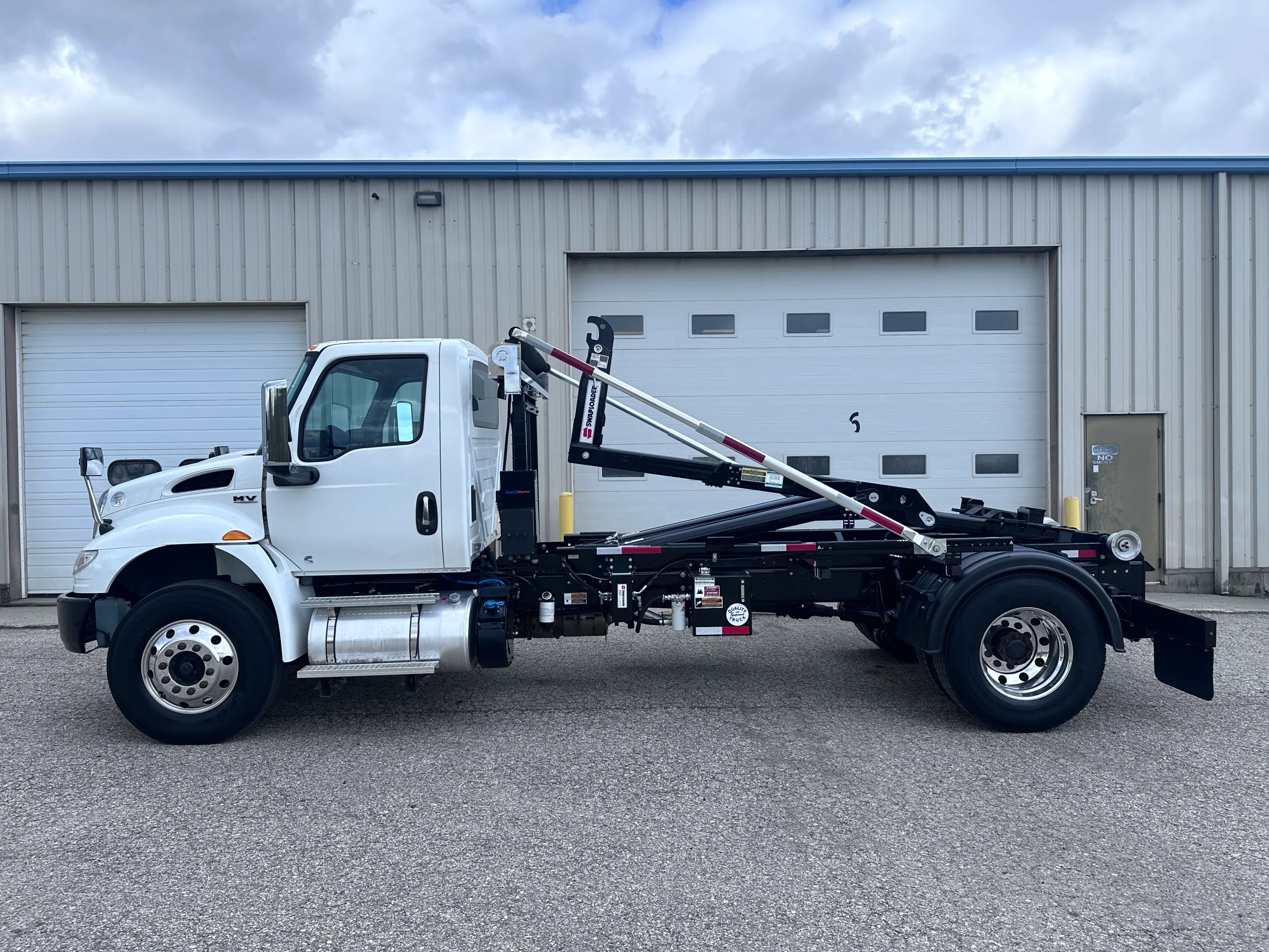 Used 2019 International Mv Hooklift Truck USED 2019 International MV Hooklift Truck - image 5 of 6