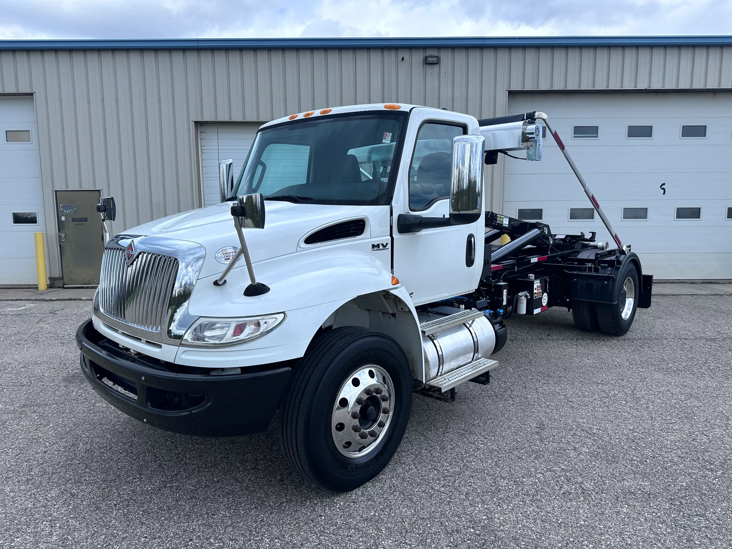 Used 2019 International Mv Hooklift Truck USED 2019 International MV Hooklift Truck - image 3 of 6