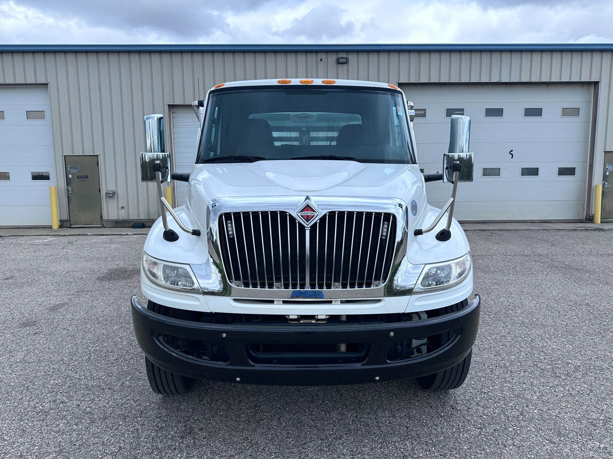 Used 2019 International Mv Hooklift Truck USED 2019 International MV Hooklift Truck - image 2 of 6