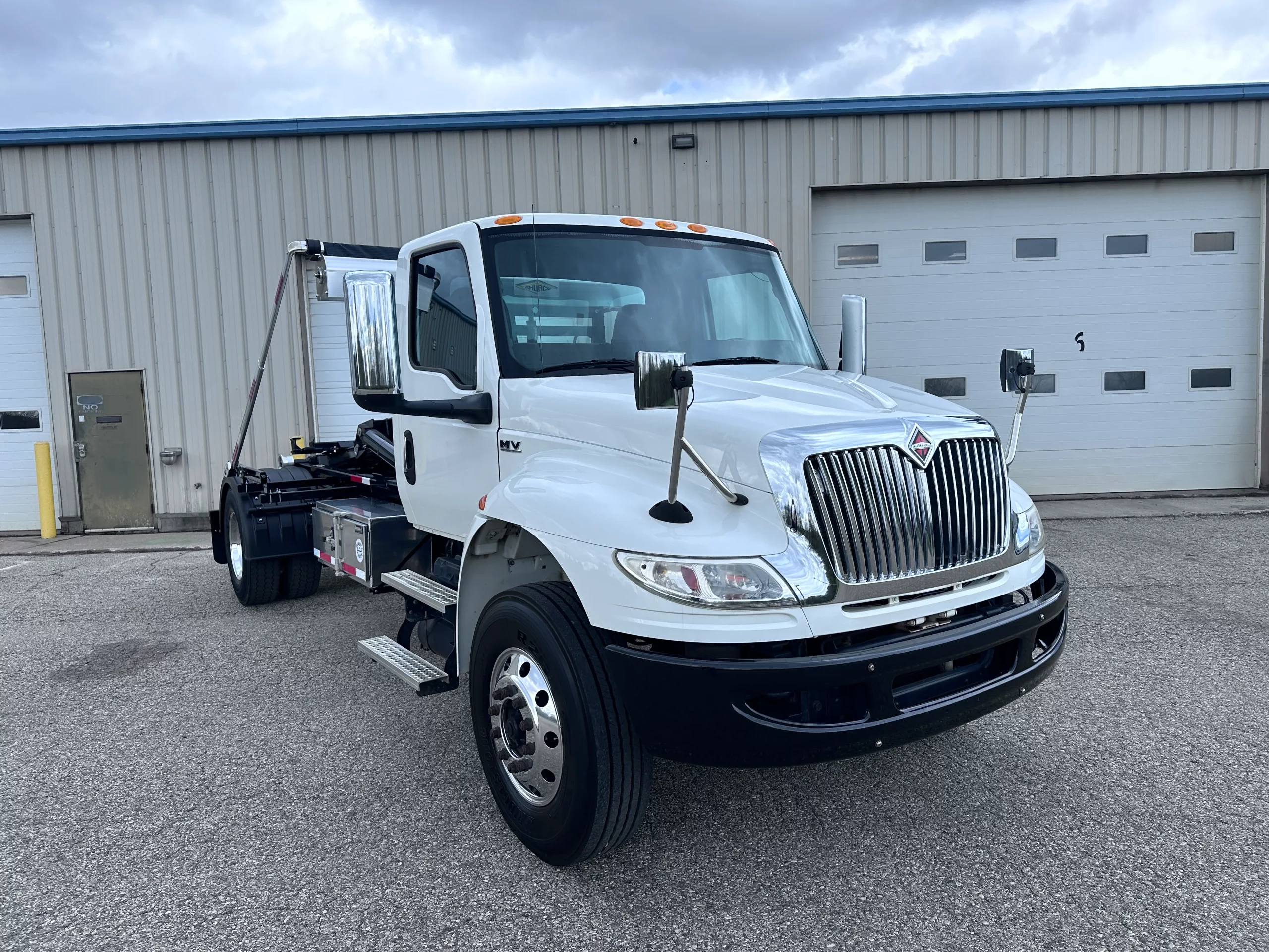 Used 2019 International Mv Hooklift Truck USED 2019 International MV Hooklift Truck - image 1 of 6