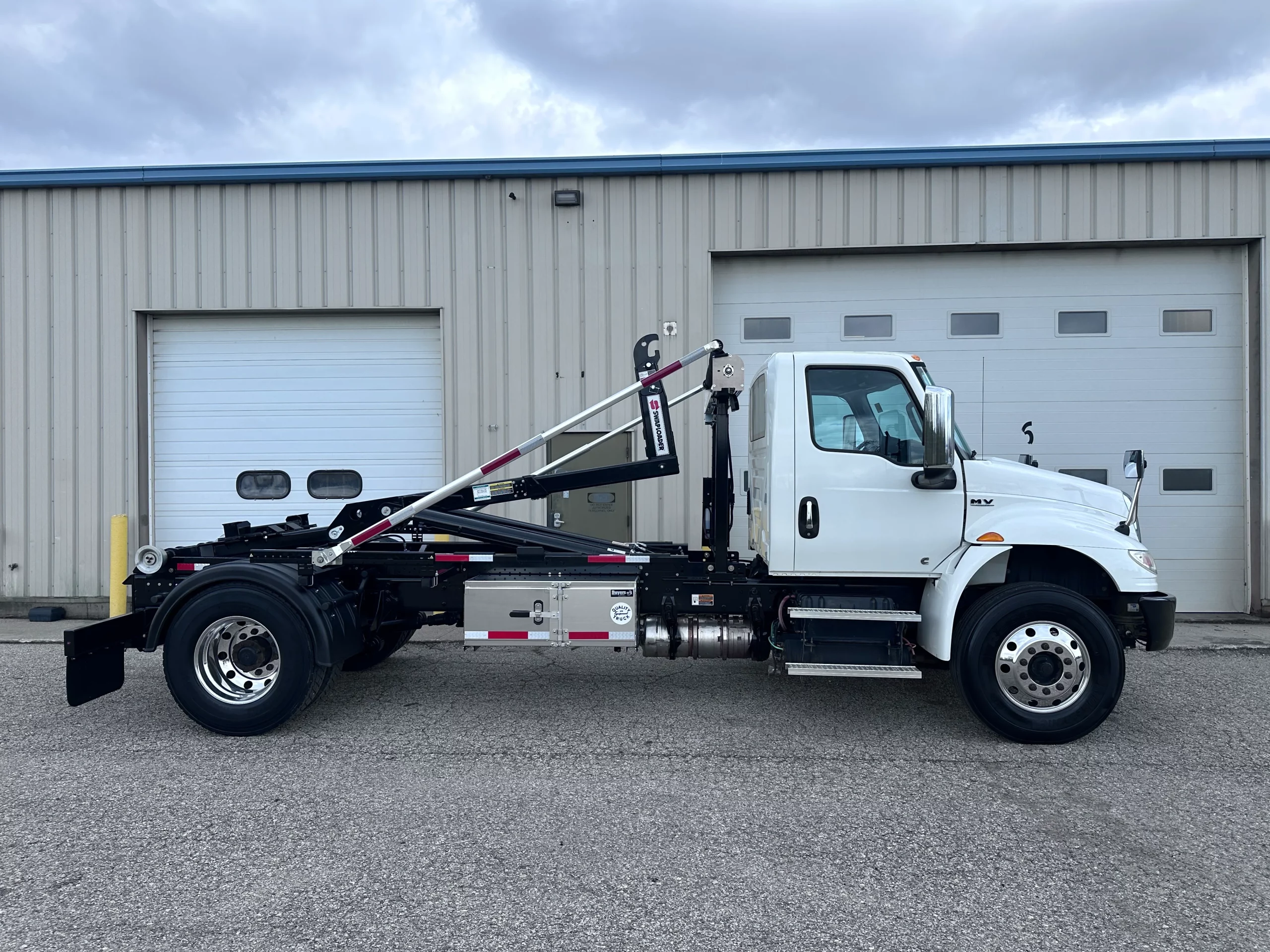 Used 2019 International Mv Hooklift Truck USED 2019 International MV Hooklift Truck - image 4 of 6