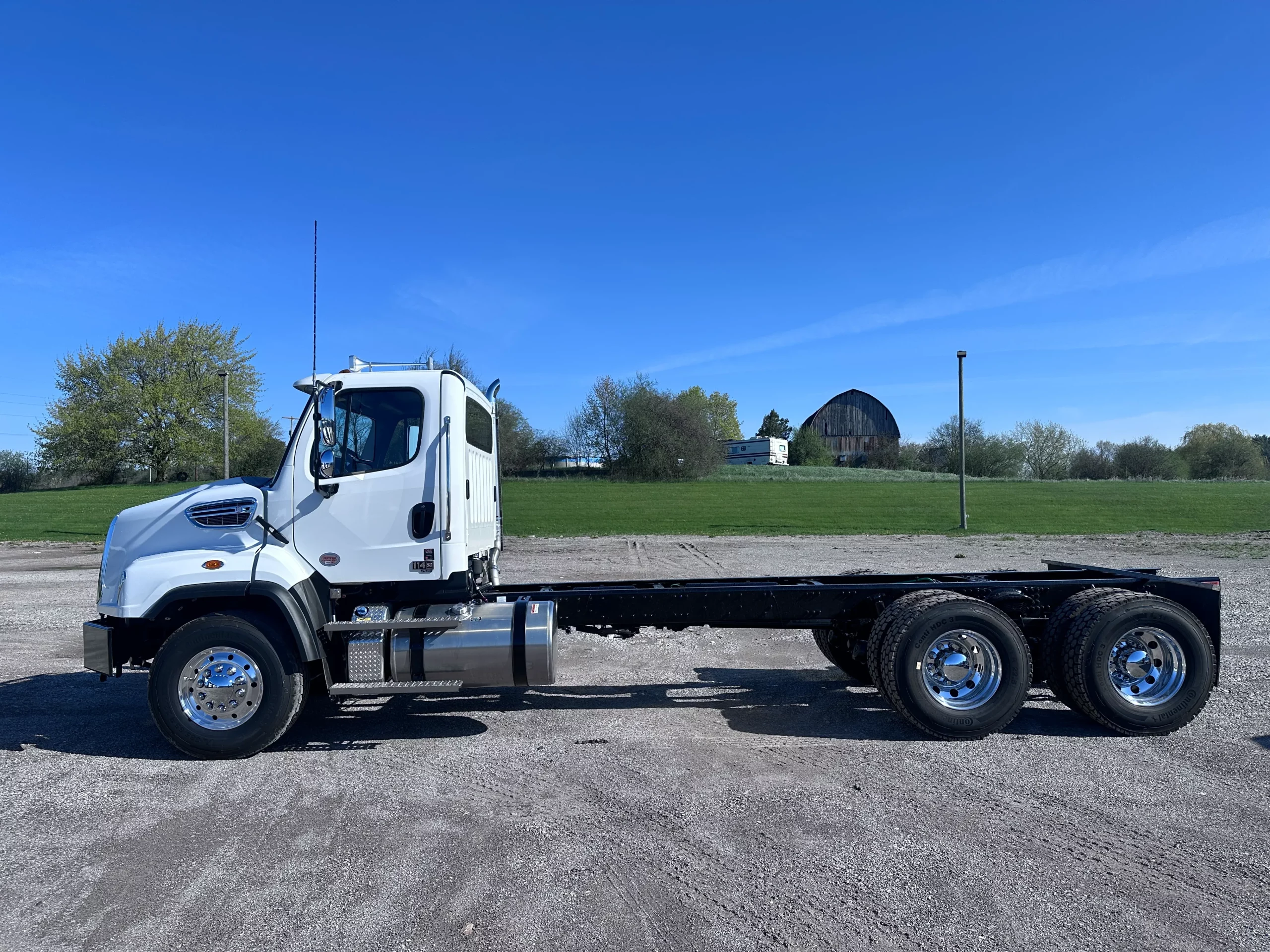New 2027 Freightliner 114Sd Hooklift Truck NEW 2027 Freightliner 114SD Hooklift Truck - image 5 of 6