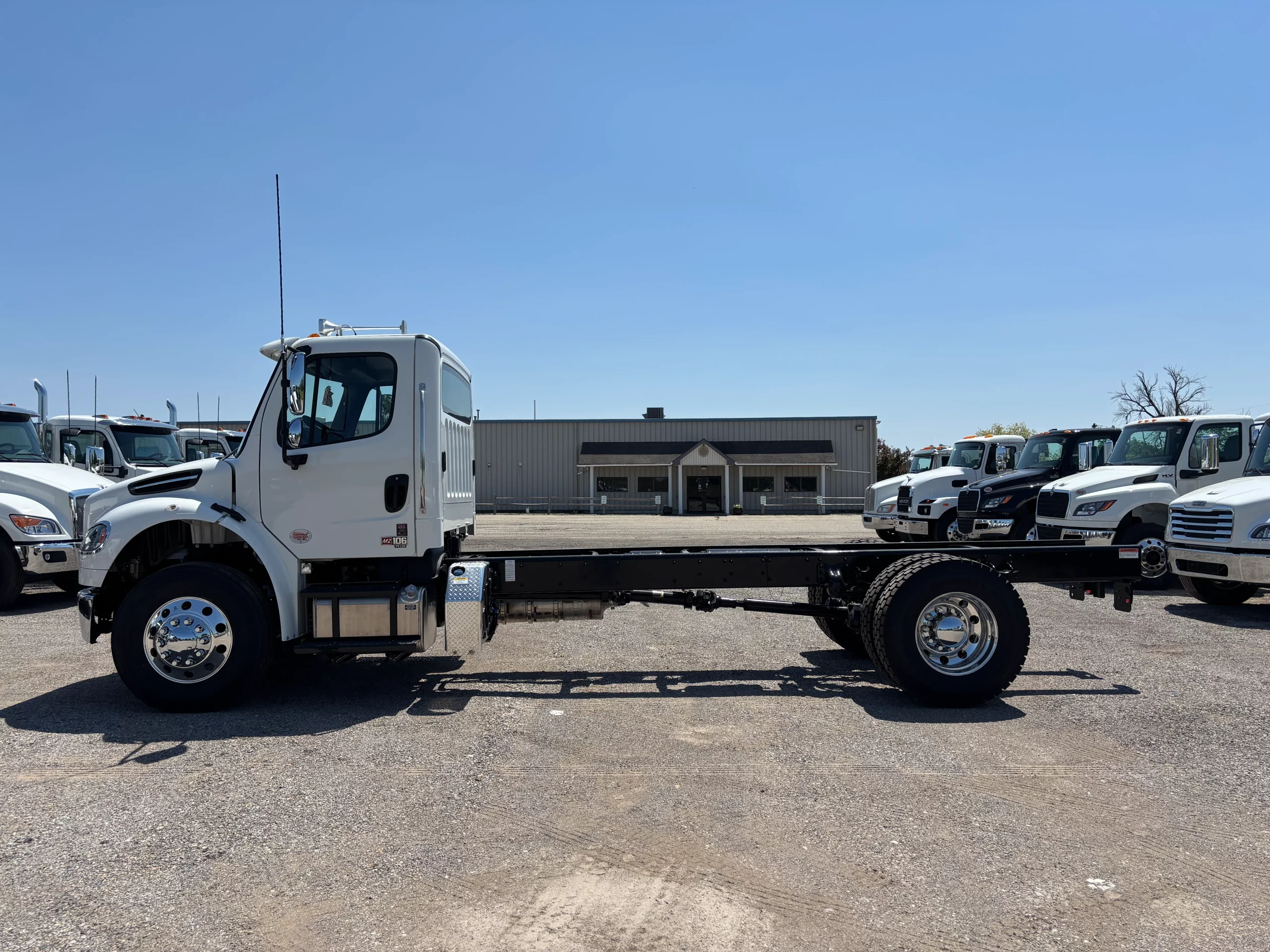 2027 Freightliner eM2 — photo 5