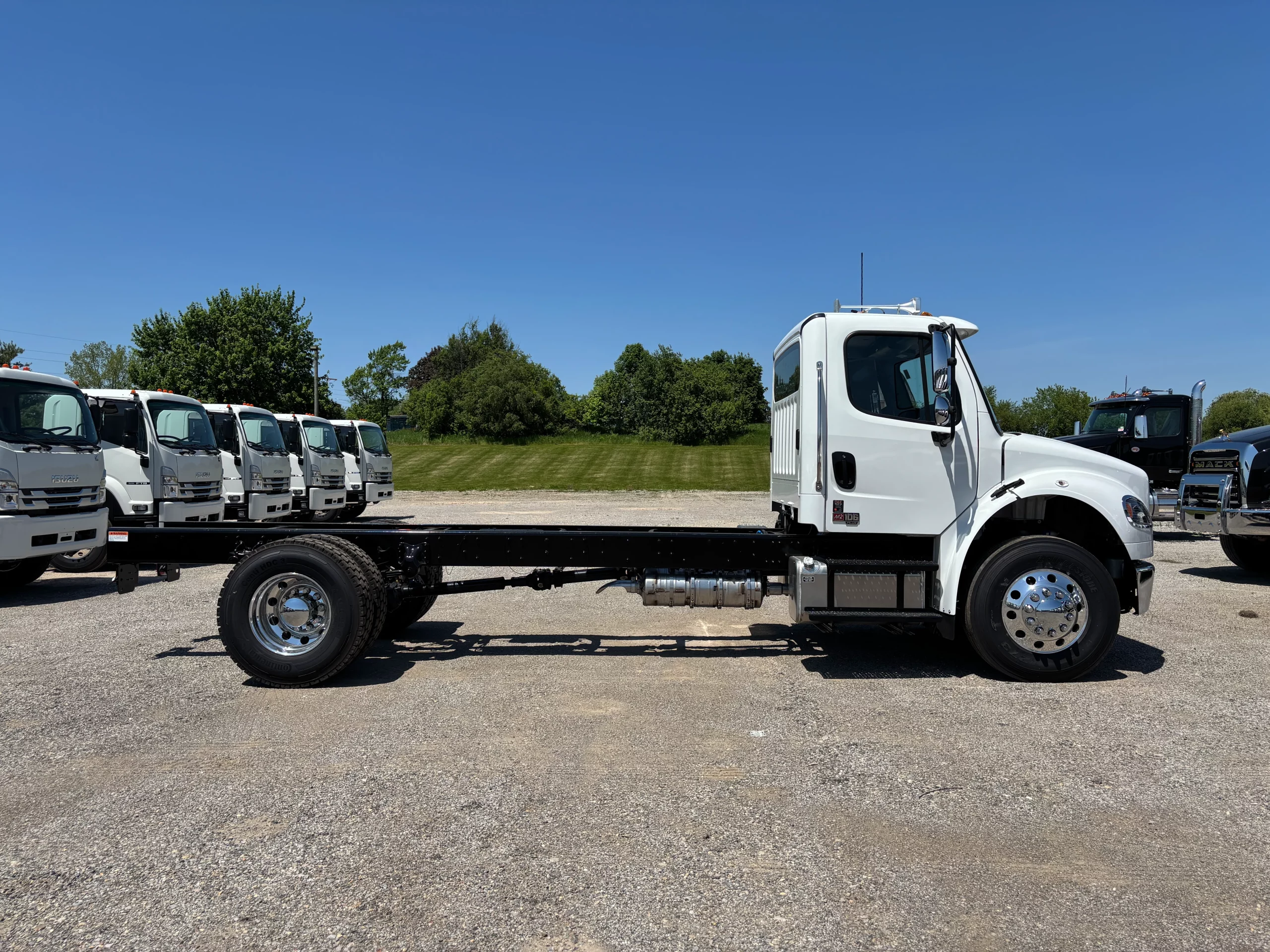 2027 Freightliner eM2 — photo 4