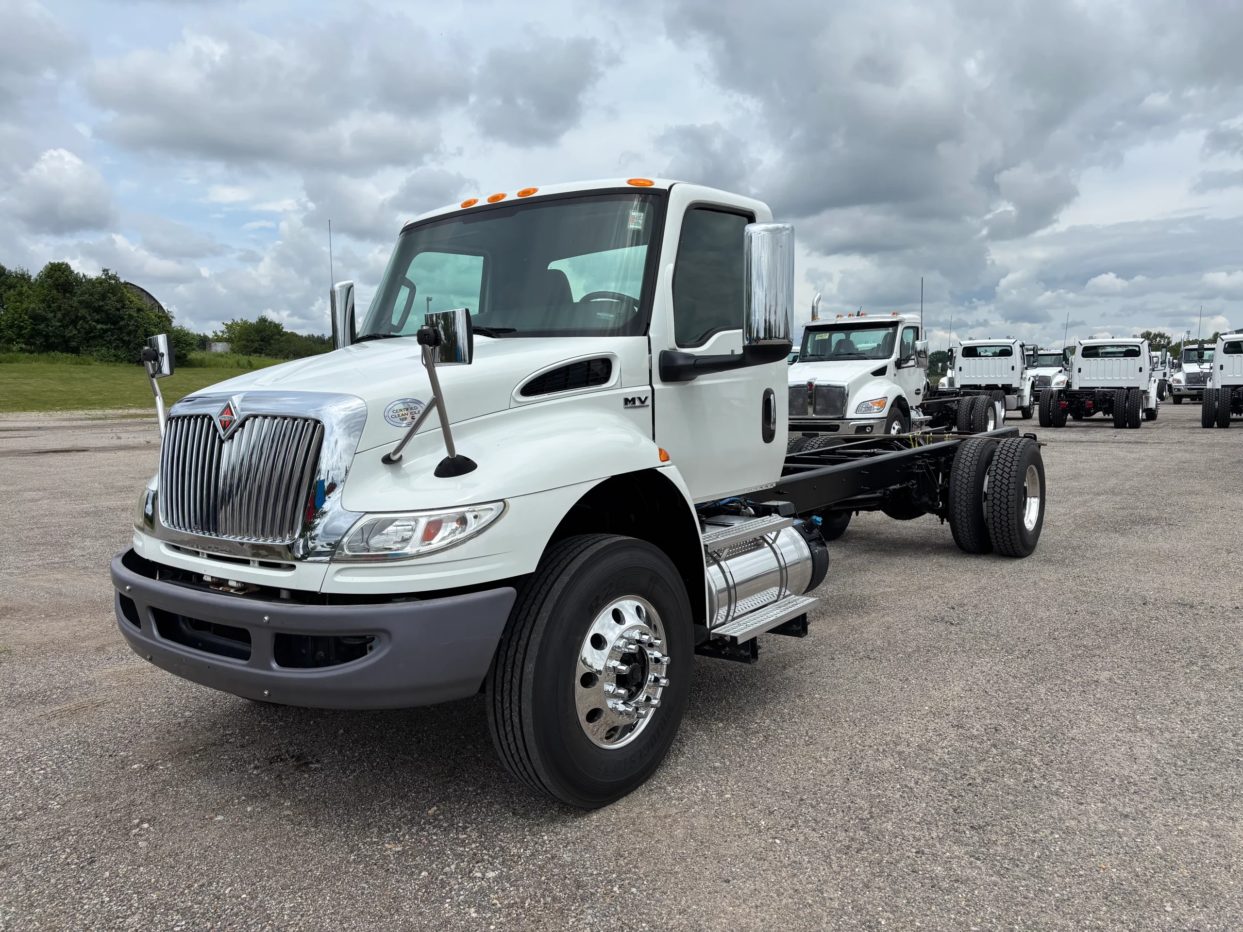 Used 2019 International Mv Hooklift Truck USED 2019 International MV Hooklift Truck - image 3 of 6