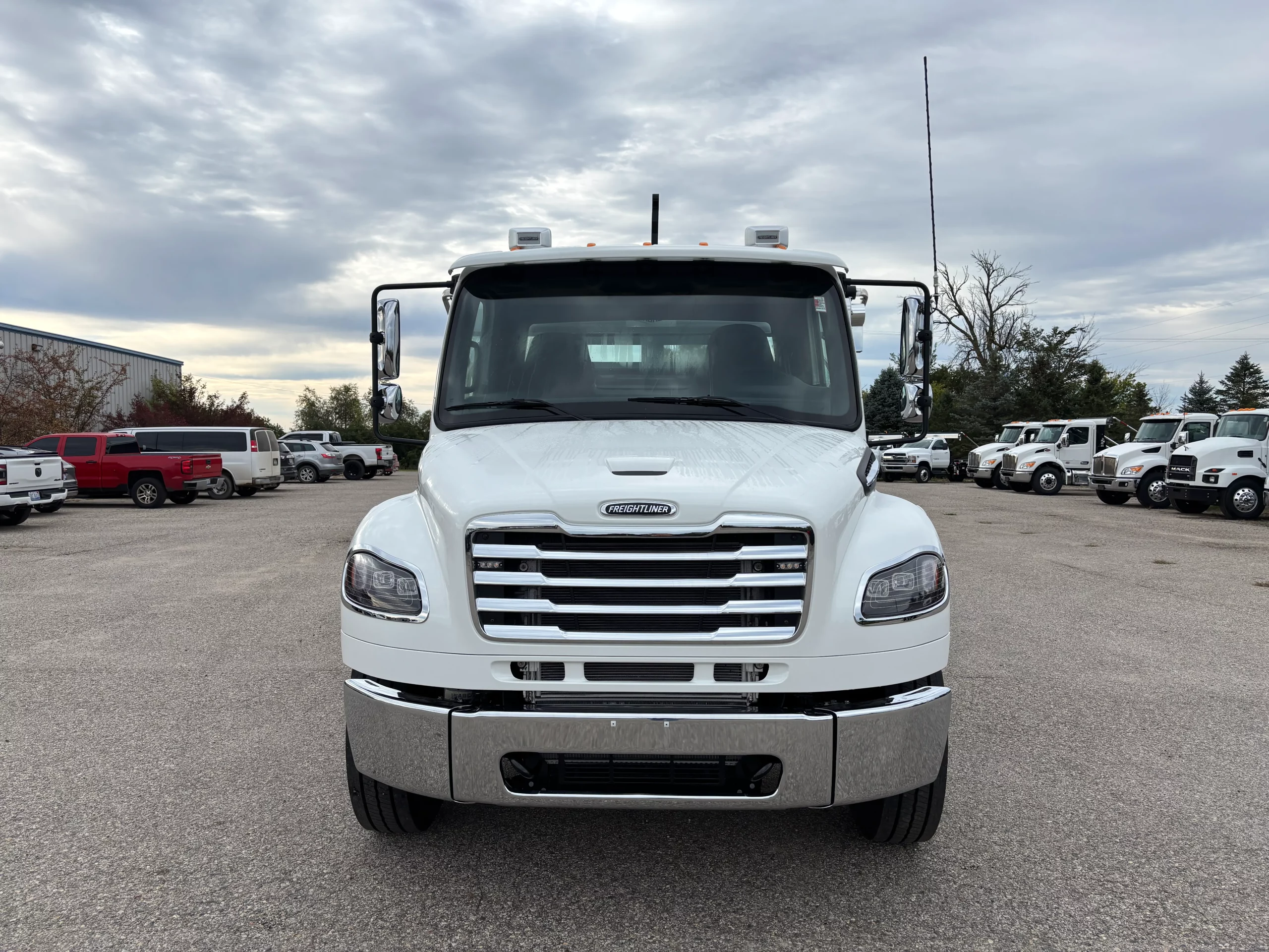 2027 Freightliner eM2 — photo 2
