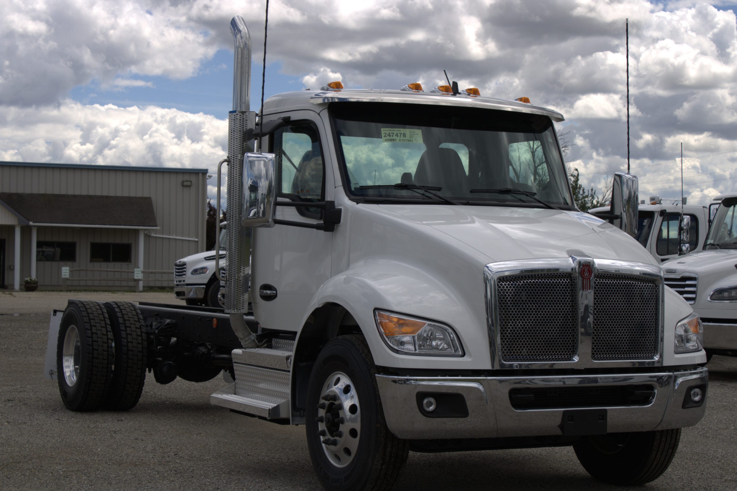 New 2027 Kenworth T280 Hooklift Truck NEW 2027 Kenworth T280 Hooklift Truck - image 3 of 6