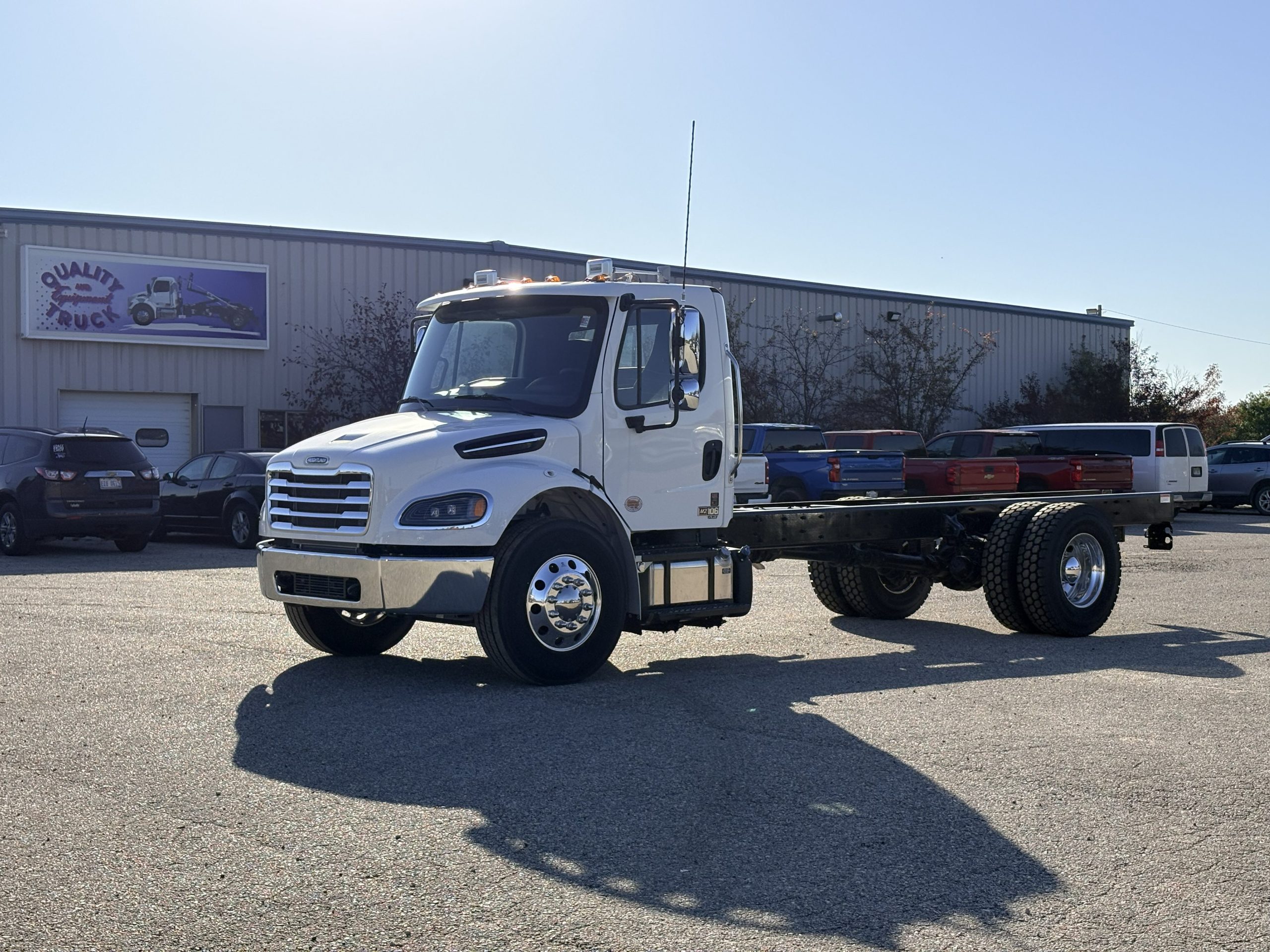 2027 Freightliner eM2 — photo 2