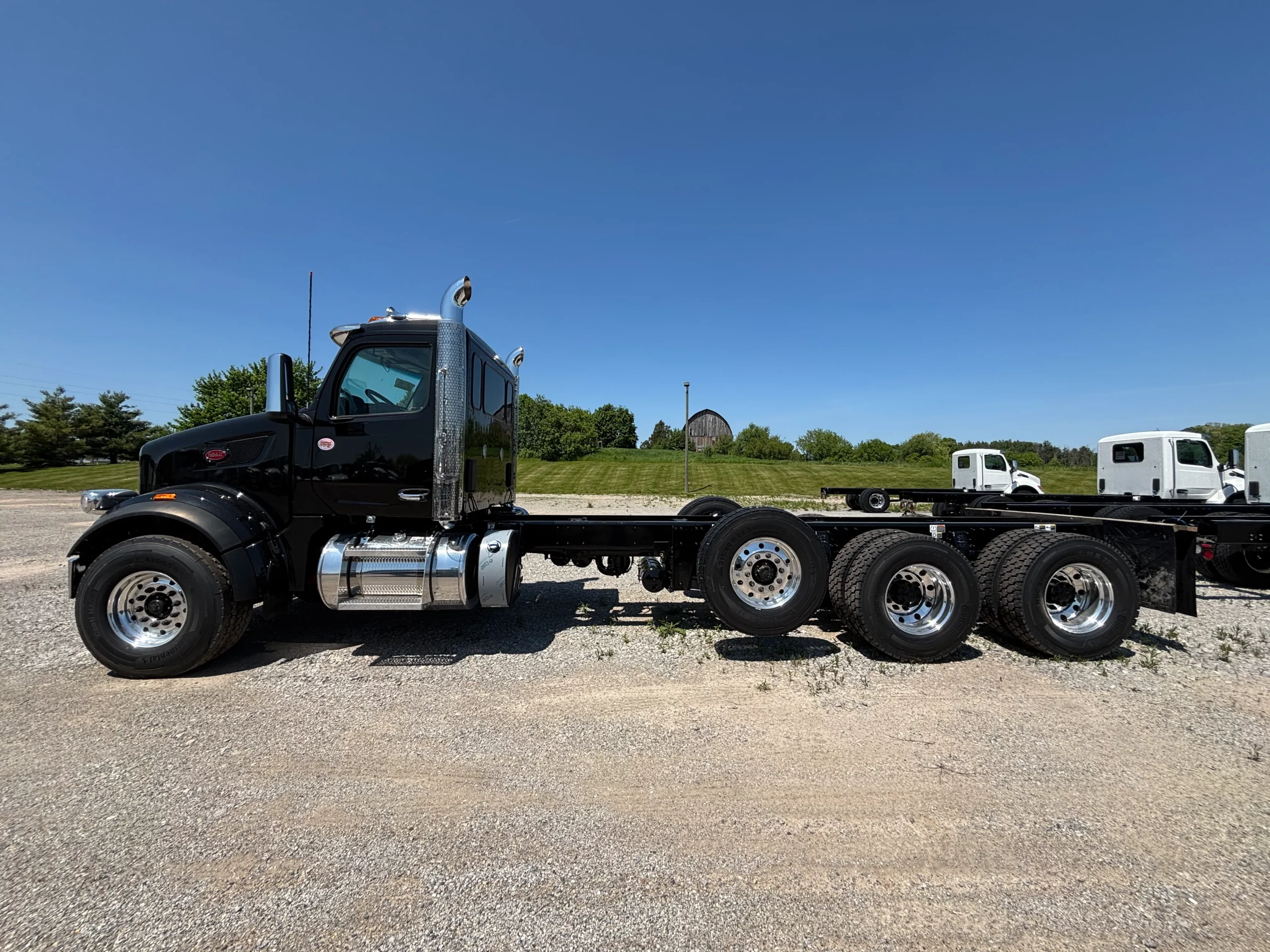 New 2026 Peterbilt 567 Hooklift Truck NEW 2026 Peterbilt 567 Hooklift Truck - image 5 of 6