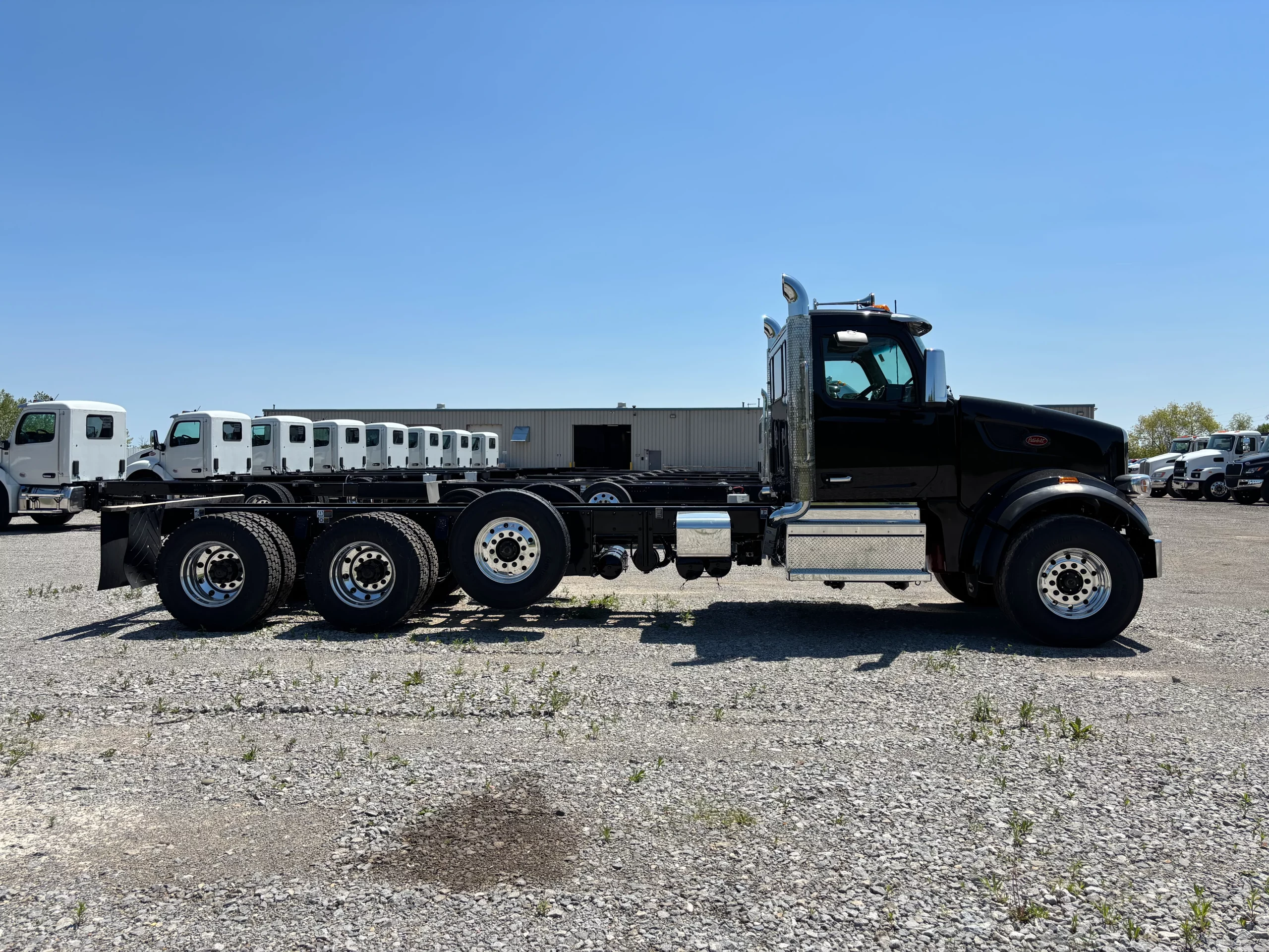 New 2026 Peterbilt 567 Hooklift Truck NEW 2026 Peterbilt 567 Hooklift Truck - image 4 of 6