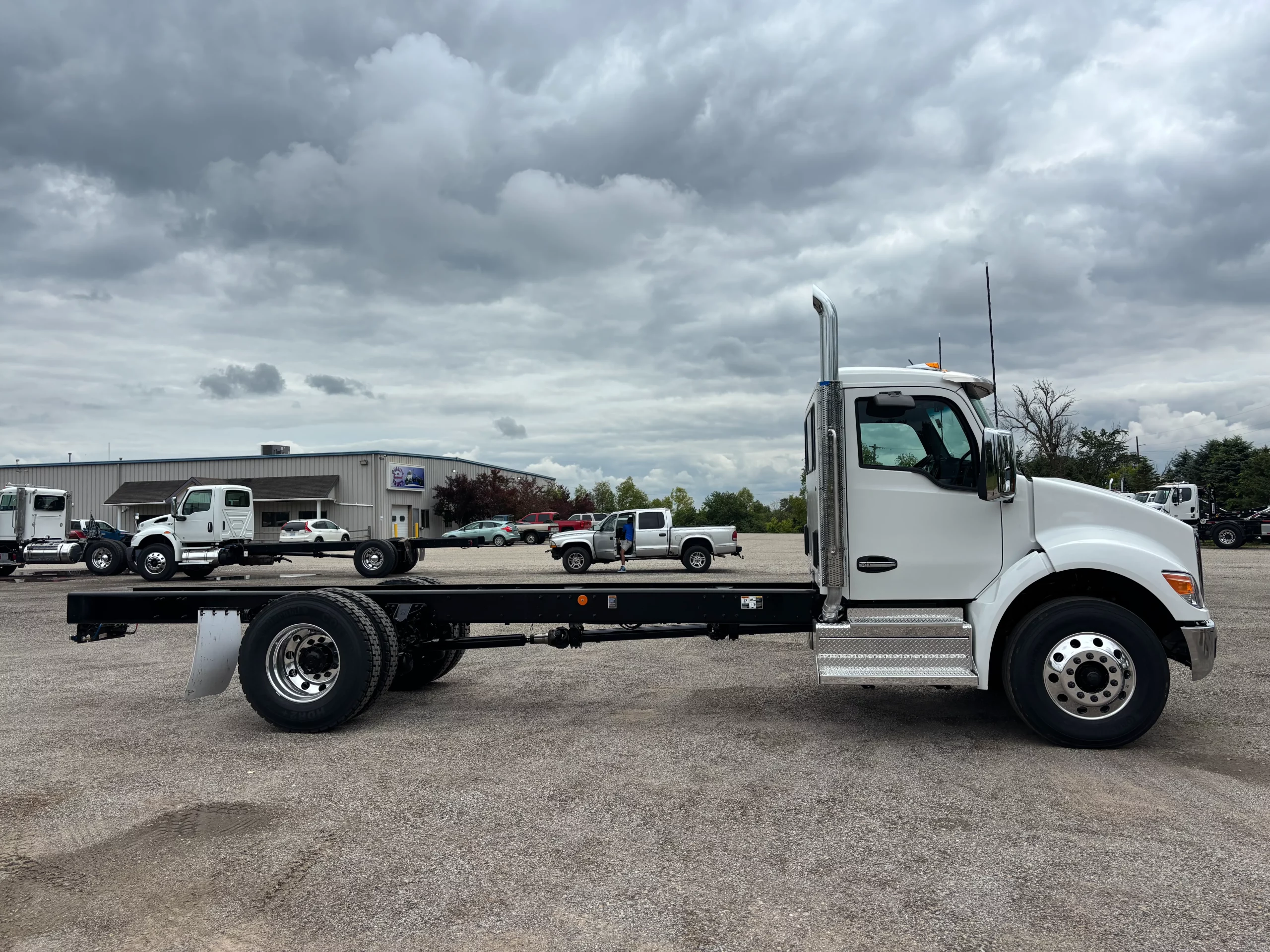 2027 Kenworth T380 — photo 4