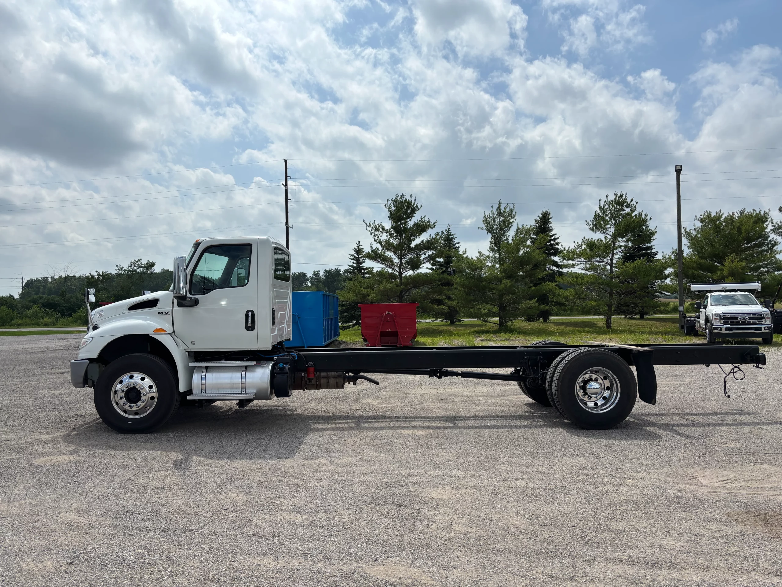 Used 2019 International Mv Hooklift Truck USED 2019 International MV Hooklift Truck - image 4 of 6