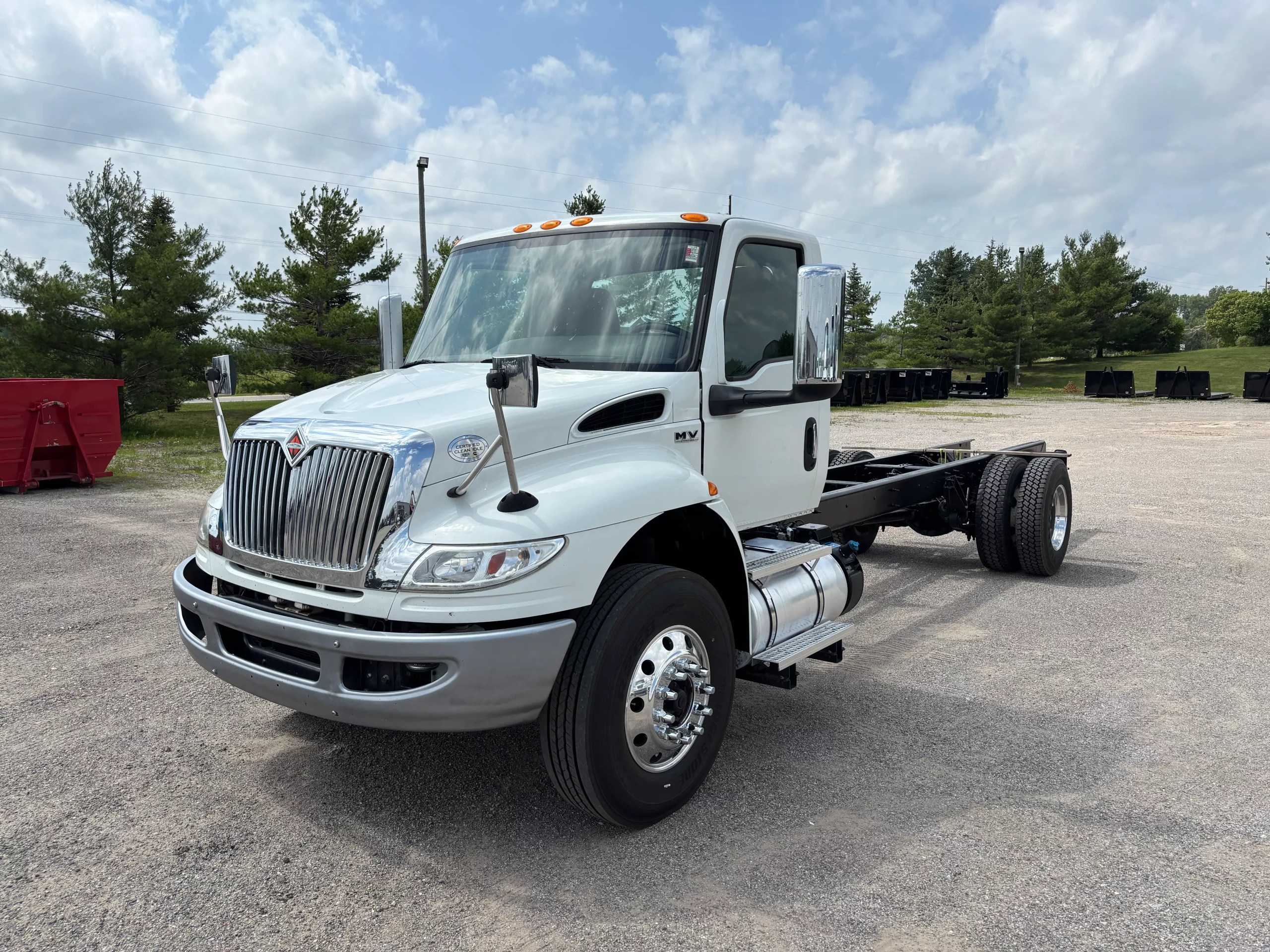 Used 2019 International Mv Hooklift Truck USED 2019 International MV Hooklift Truck - image 3 of 6