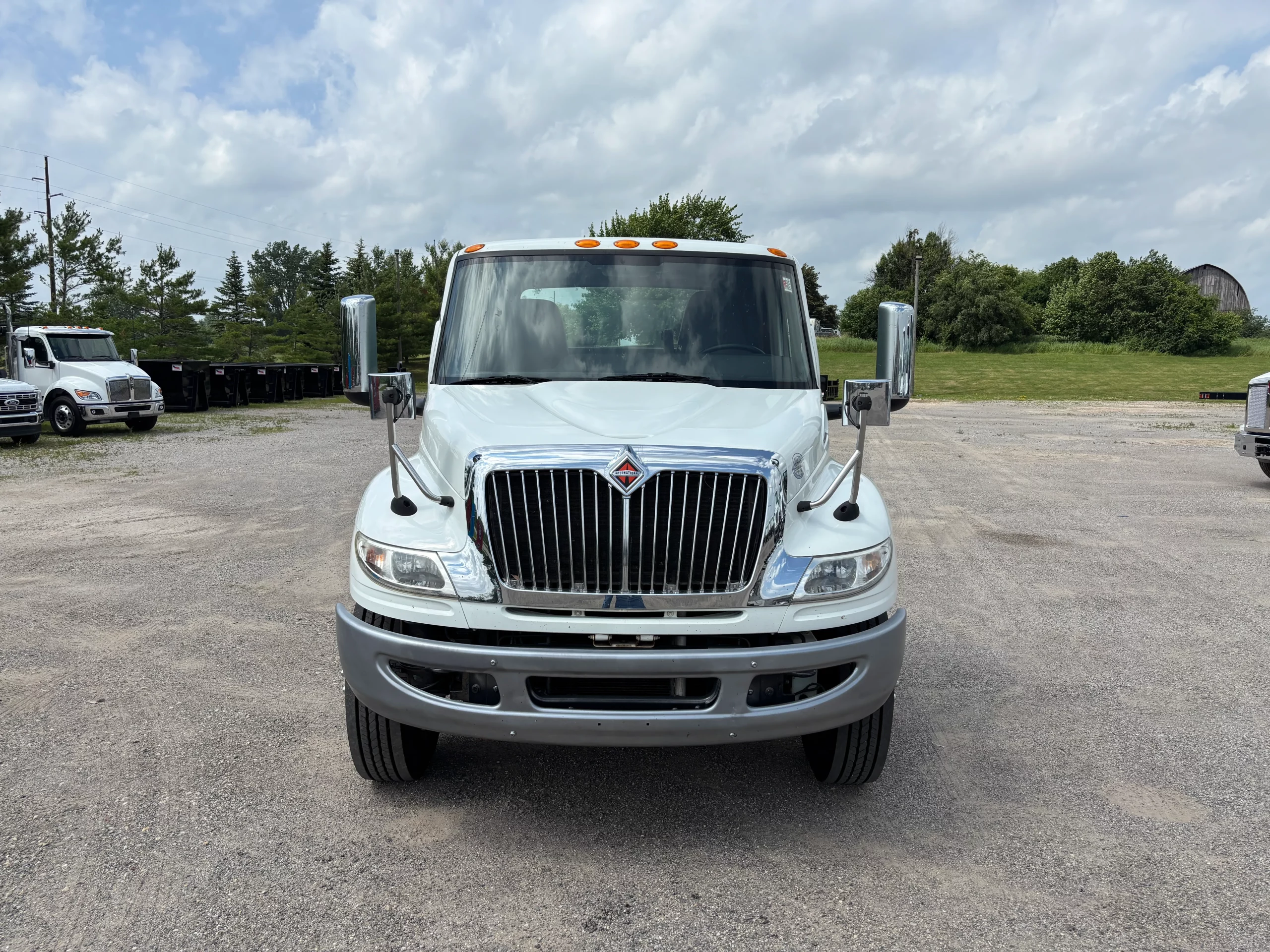 Used 2019 International Mv Hooklift Truck USED 2019 International MV Hooklift Truck - image 2 of 6