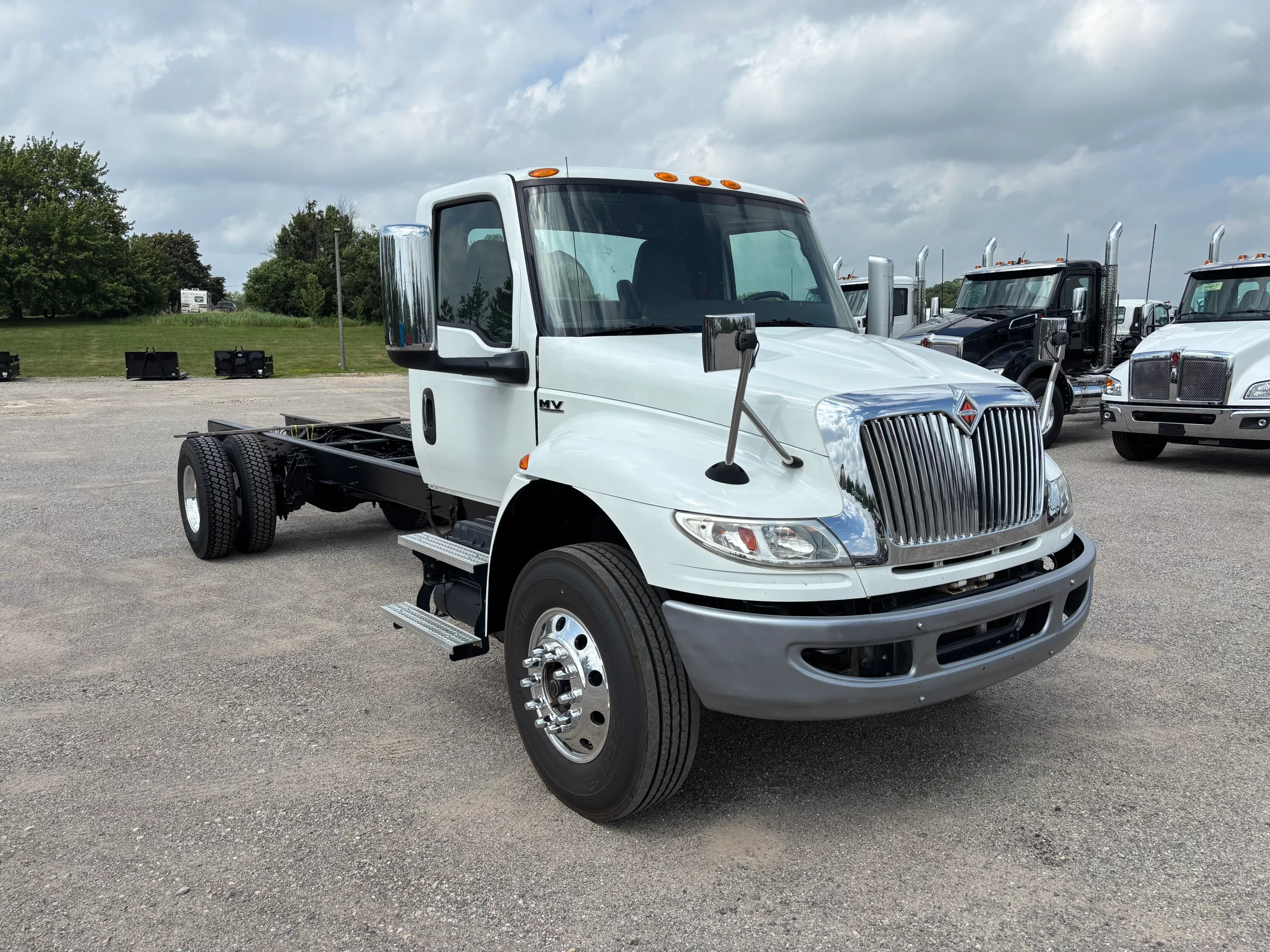 Used 2019 International Mv Hooklift Truck USED 2019 International MV Hooklift Truck - image 1 of 6
