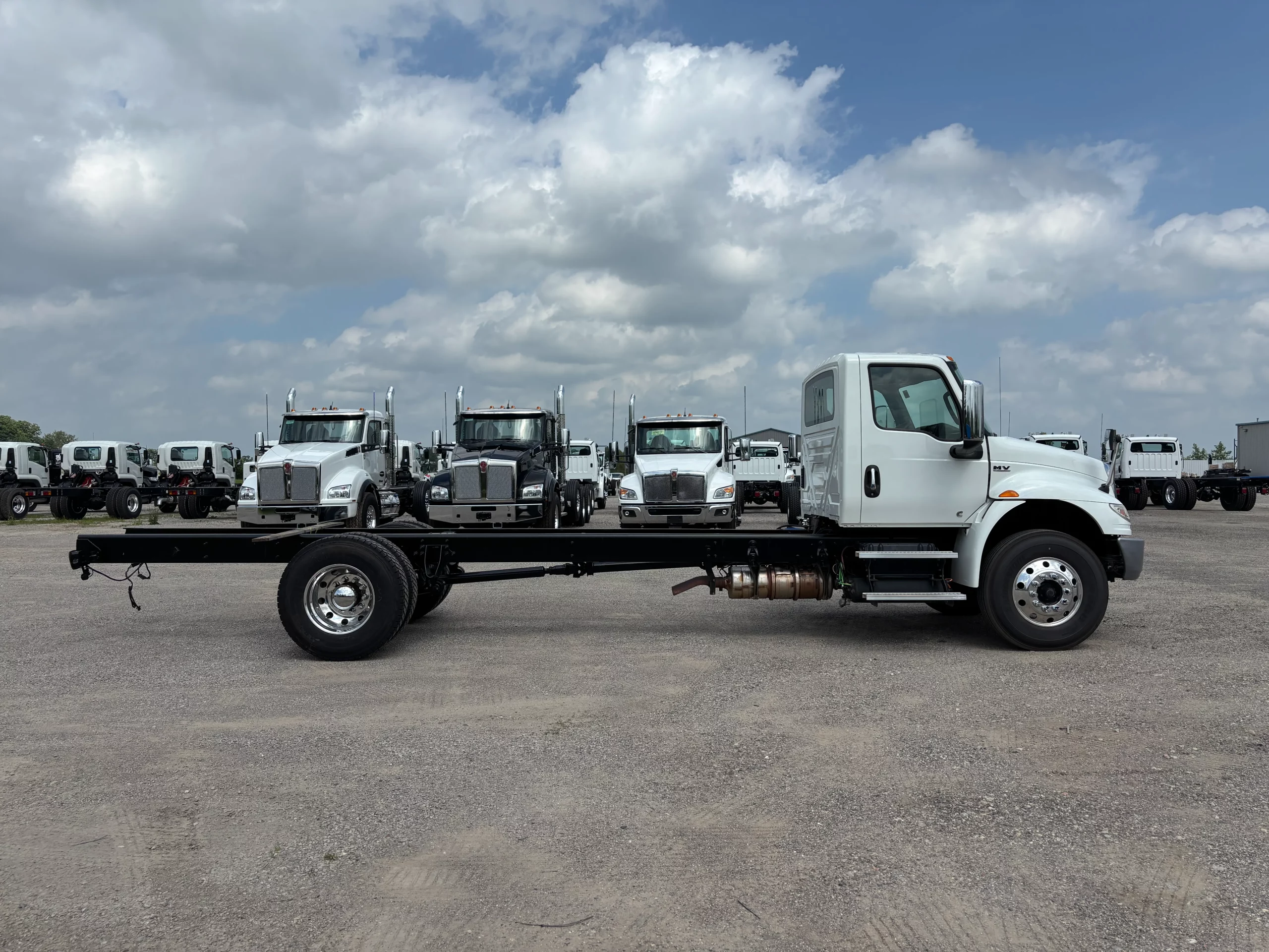 Used 2019 International Mv Hooklift Truck USED 2019 International MV Hooklift Truck - image 5 of 6