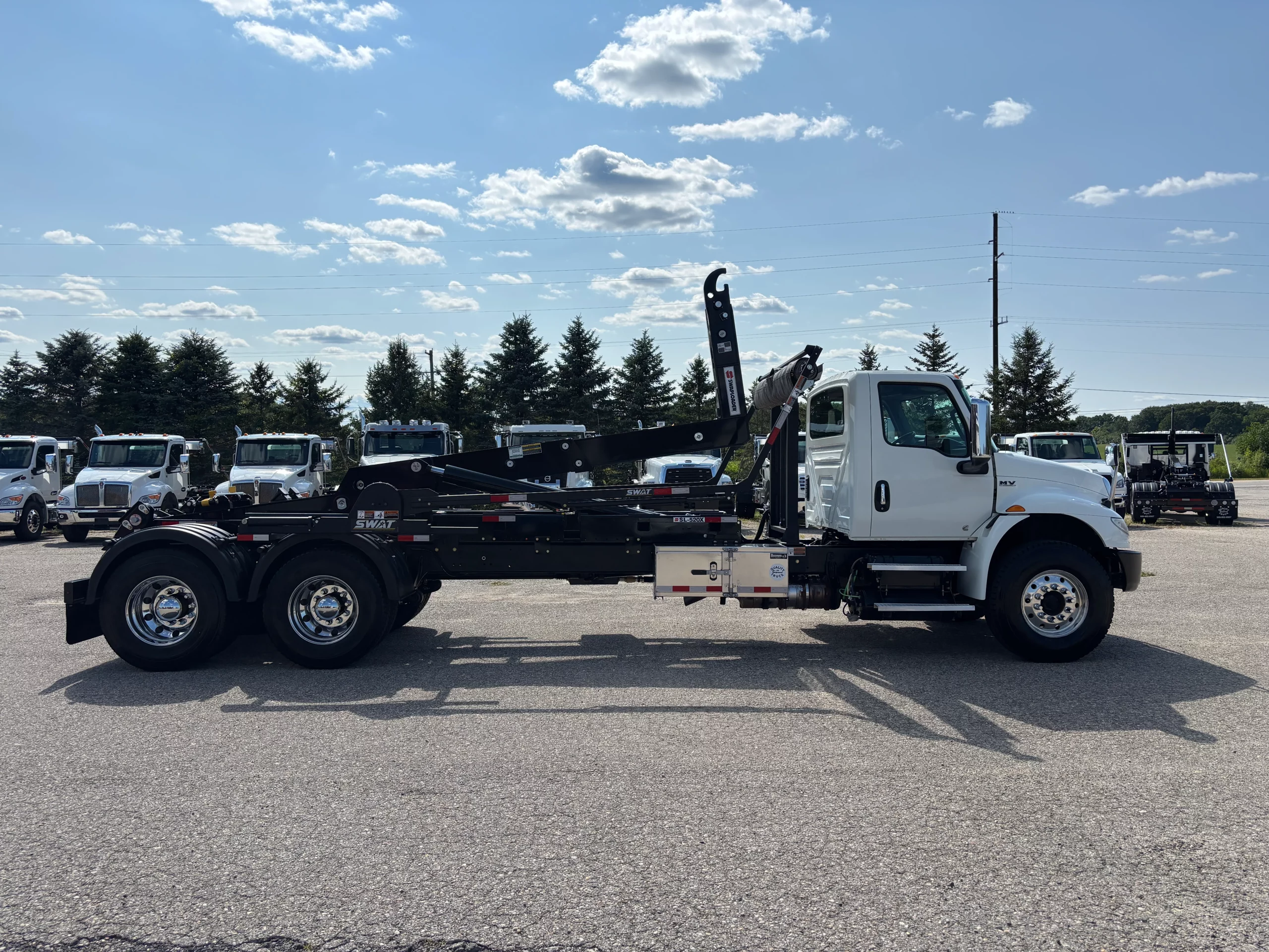 Used 2021 International Mv Hooklift Truck USED 2021 International MV Hooklift Truck - image 4 of 6