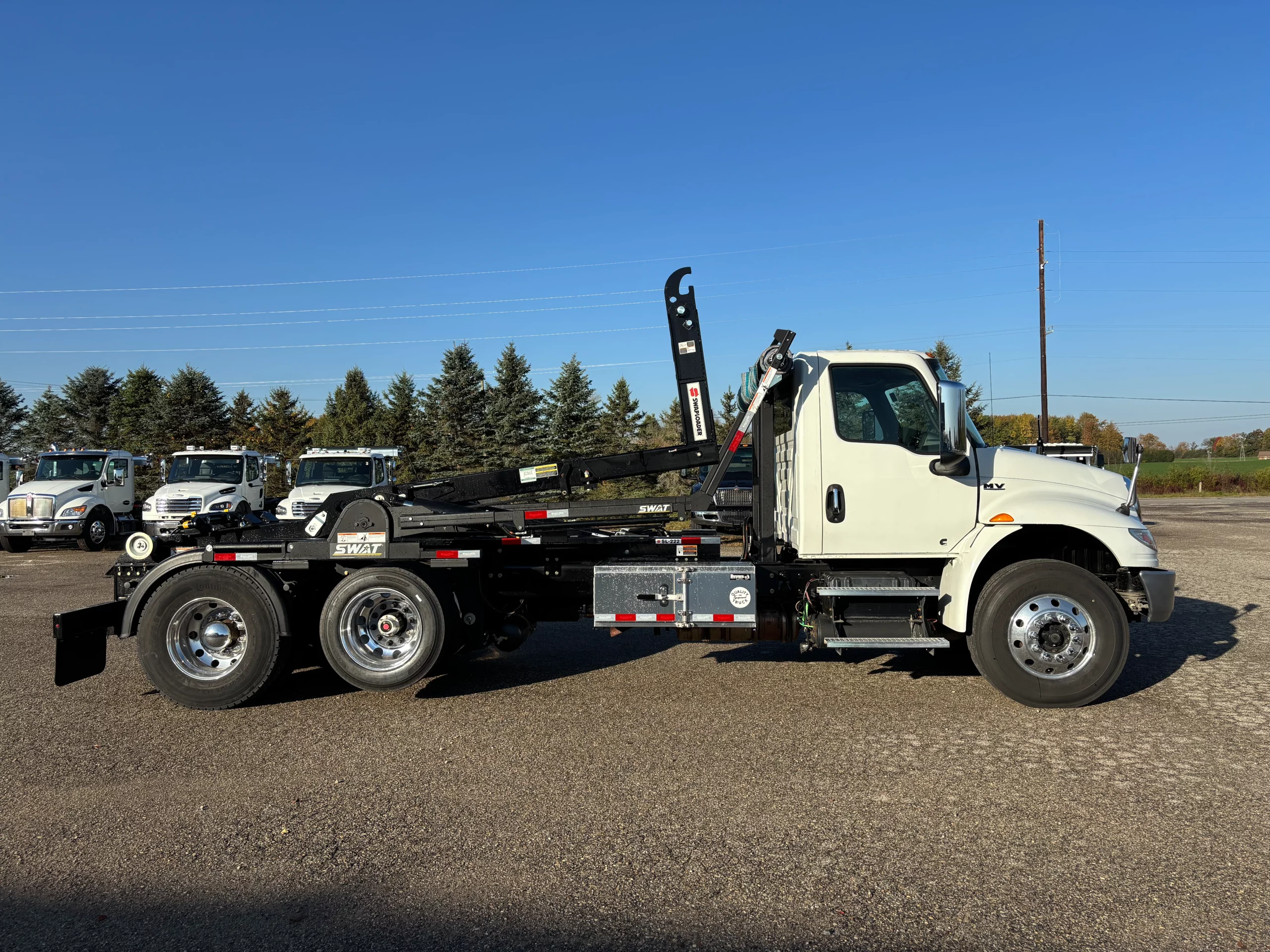 Used 2019 International Mv Hooklift Truck USED 2019 International MV Hooklift Truck - image 4 of 6