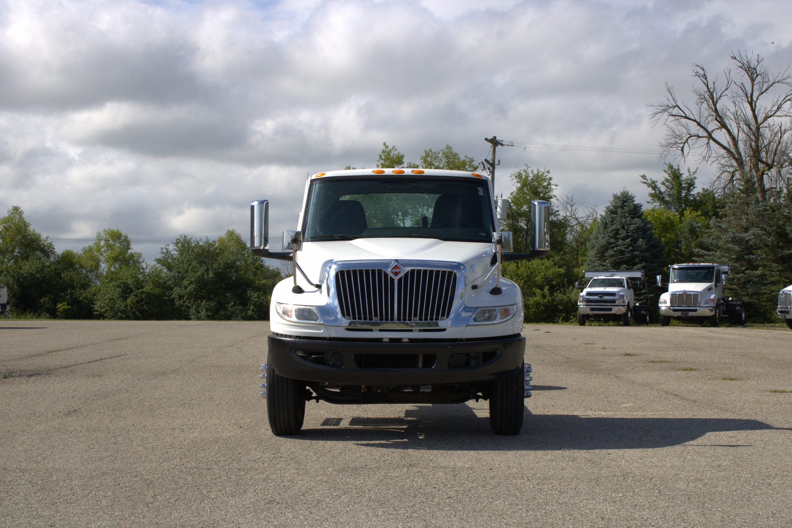 Used 2019 International Mv Hooklift Truck USED 2019 International MV Hooklift Truck - image 2 of 6
