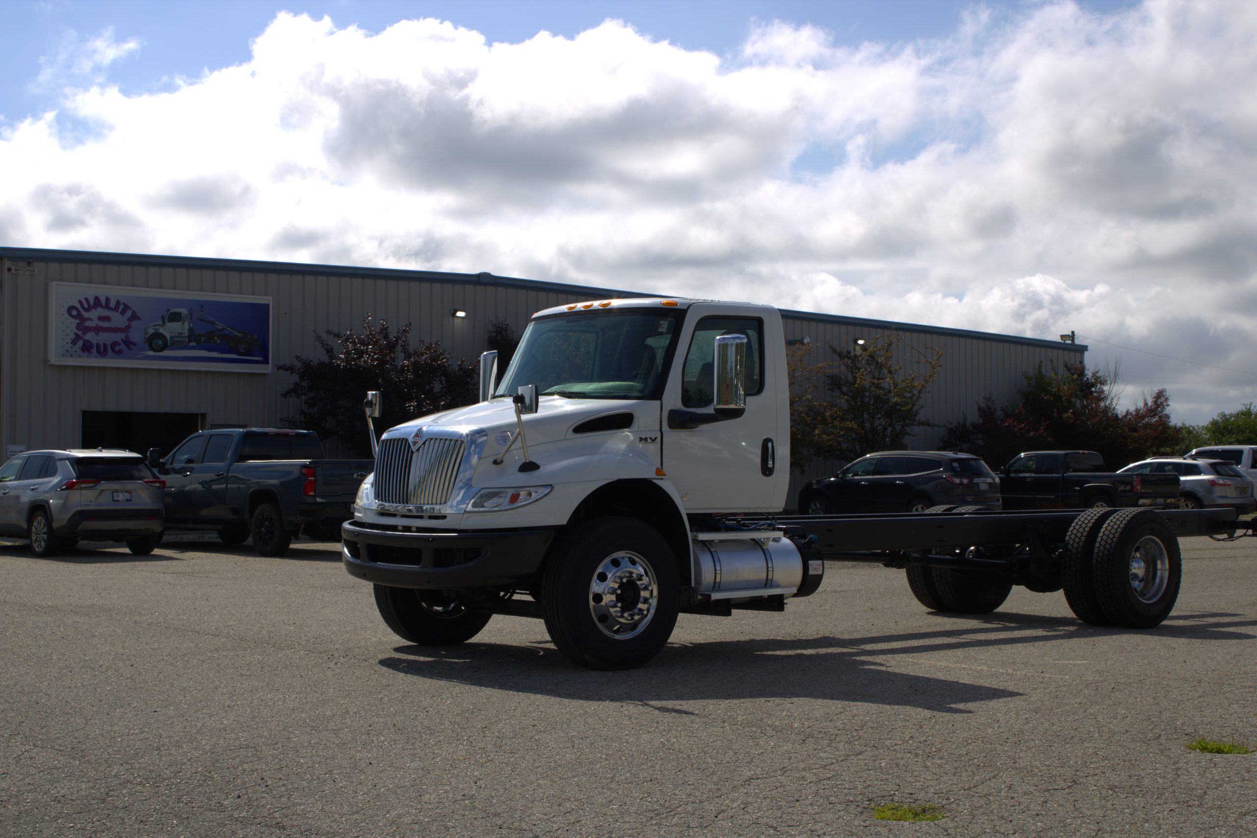 Used 2019 International Mv Hooklift Truck USED 2019 International MV Hooklift Truck - image 3 of 6