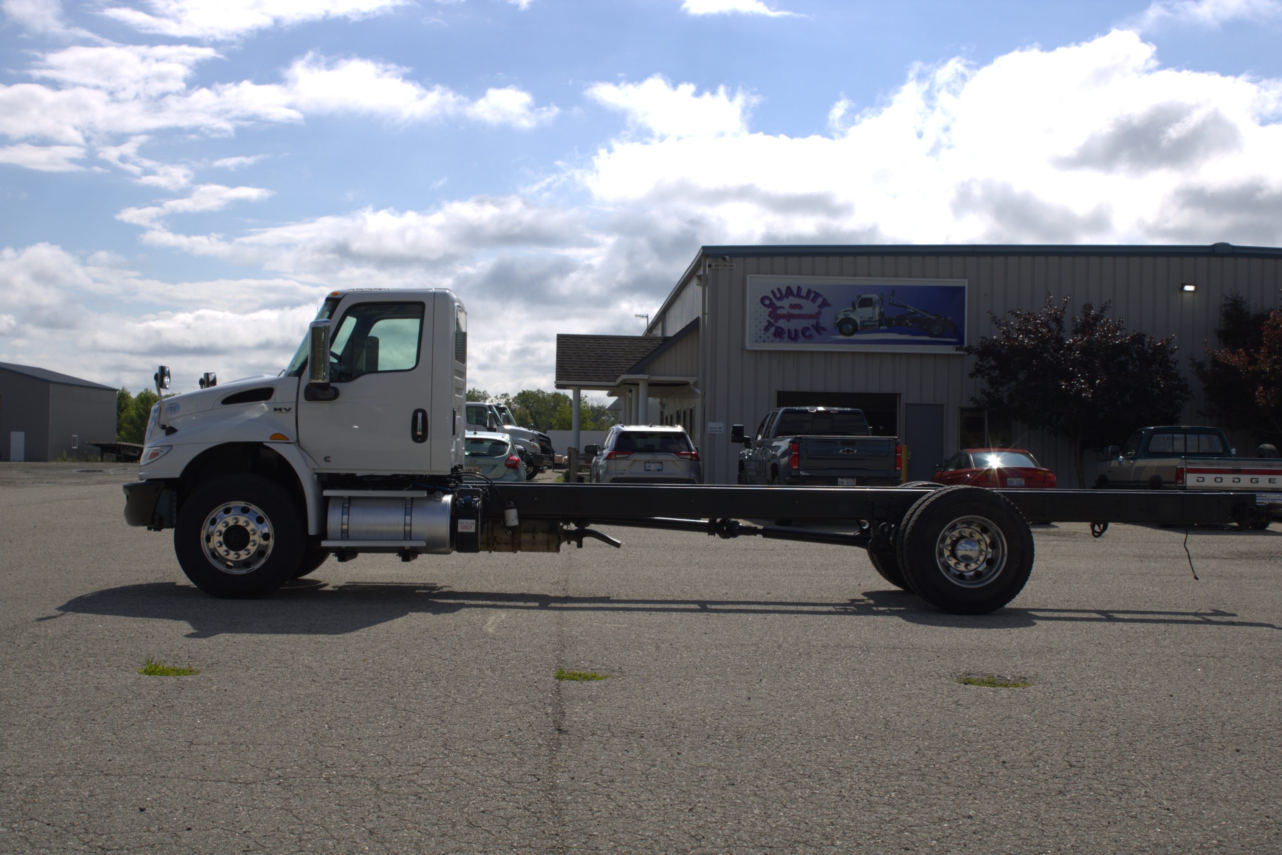 Used 2019 International Mv Hooklift Truck USED 2019 International MV Hooklift Truck - image 5 of 6
