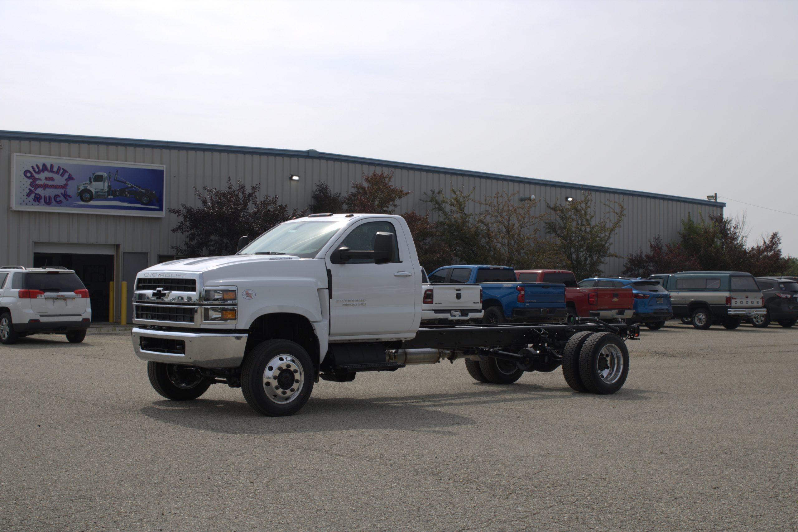New 2026 Chevy 6500 Hooklift Truck NEW 2026 Chevy 6500 Hooklift Truck - image 3 of 6