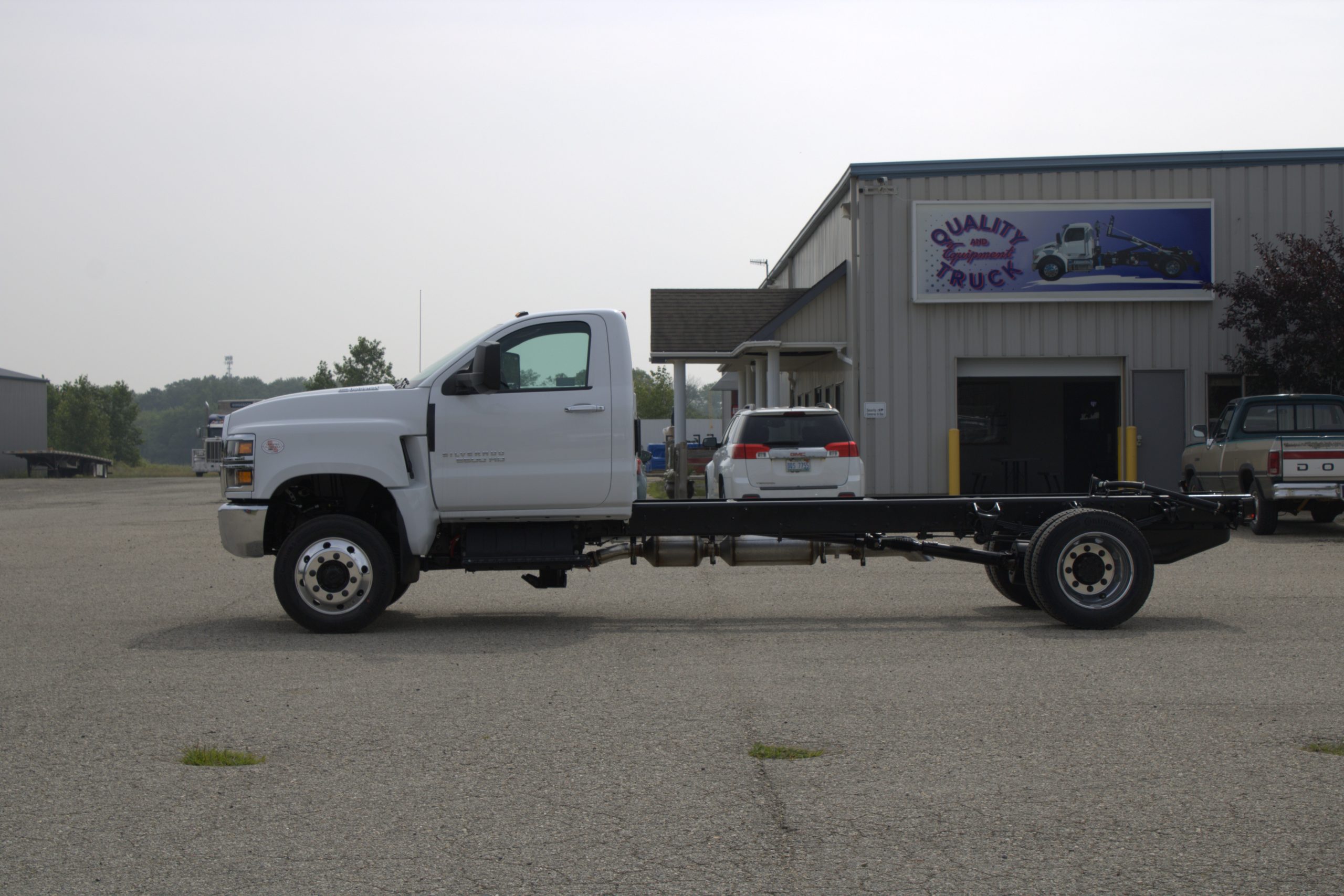 New 2026 Chevy 6500 Hooklift Truck NEW 2026 Chevy 6500 Hooklift Truck - image 5 of 6