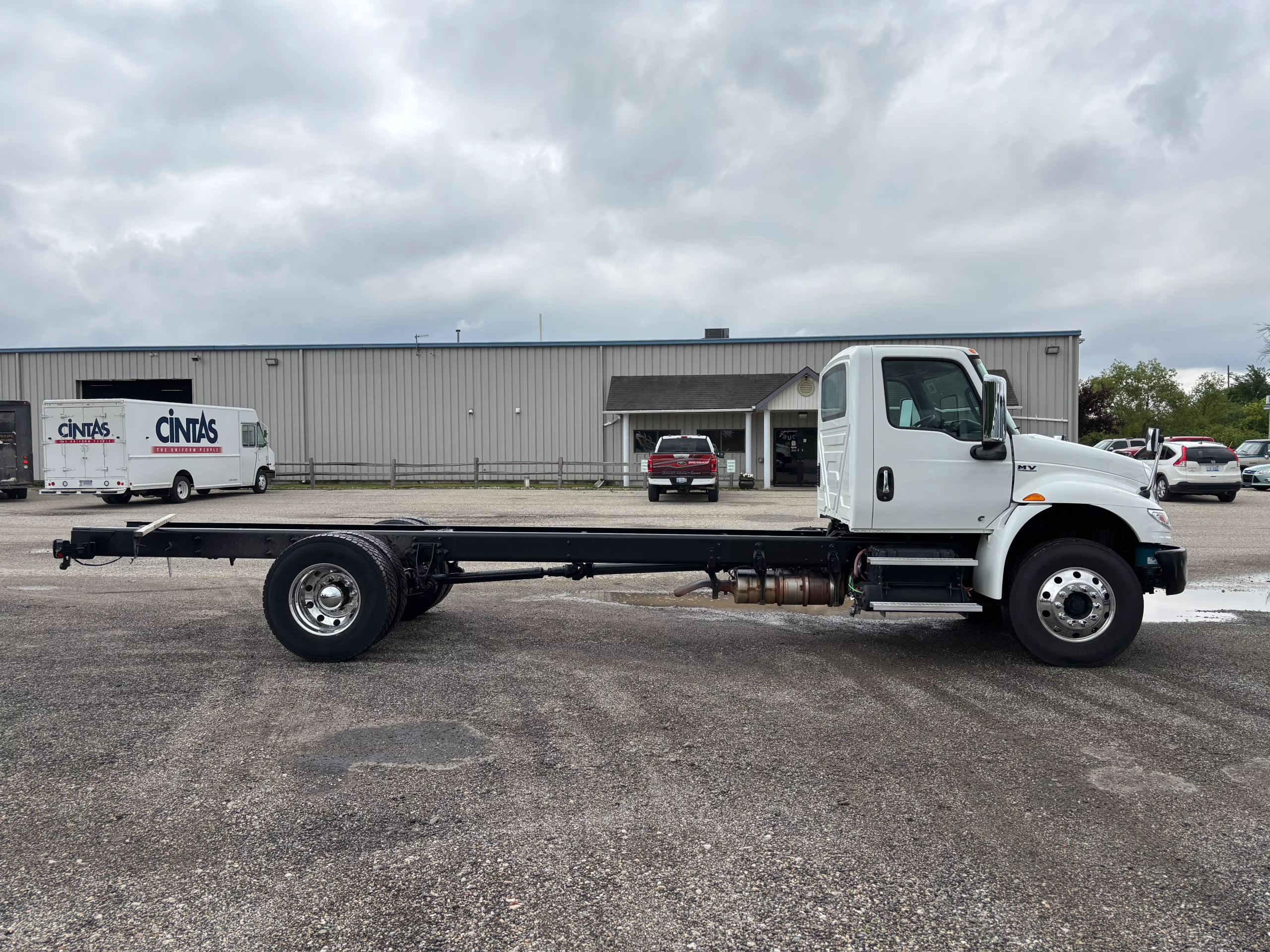 Used 2019 International Mv Hooklift Truck Used 2019 International MV Hooklift Truck - image 4 of 6